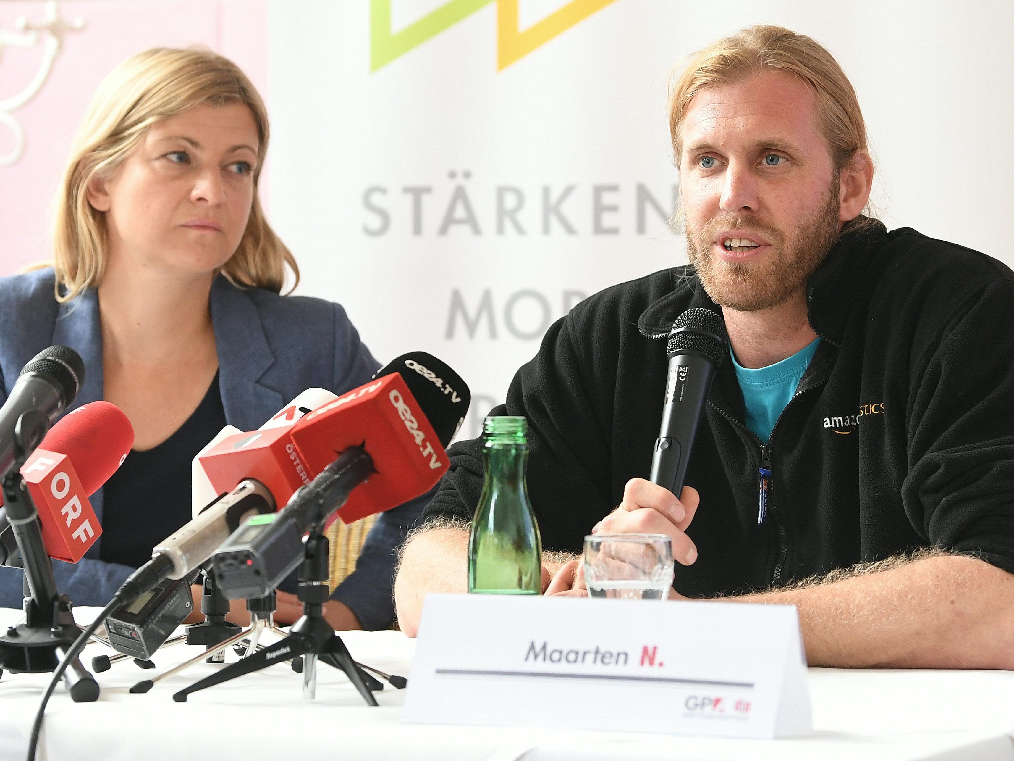 Die Vorsitzende der Privatangestellten-Gewerkschaft Barbara Teiber und Maarten N. berichtete über die Arbeitsbedingungen.