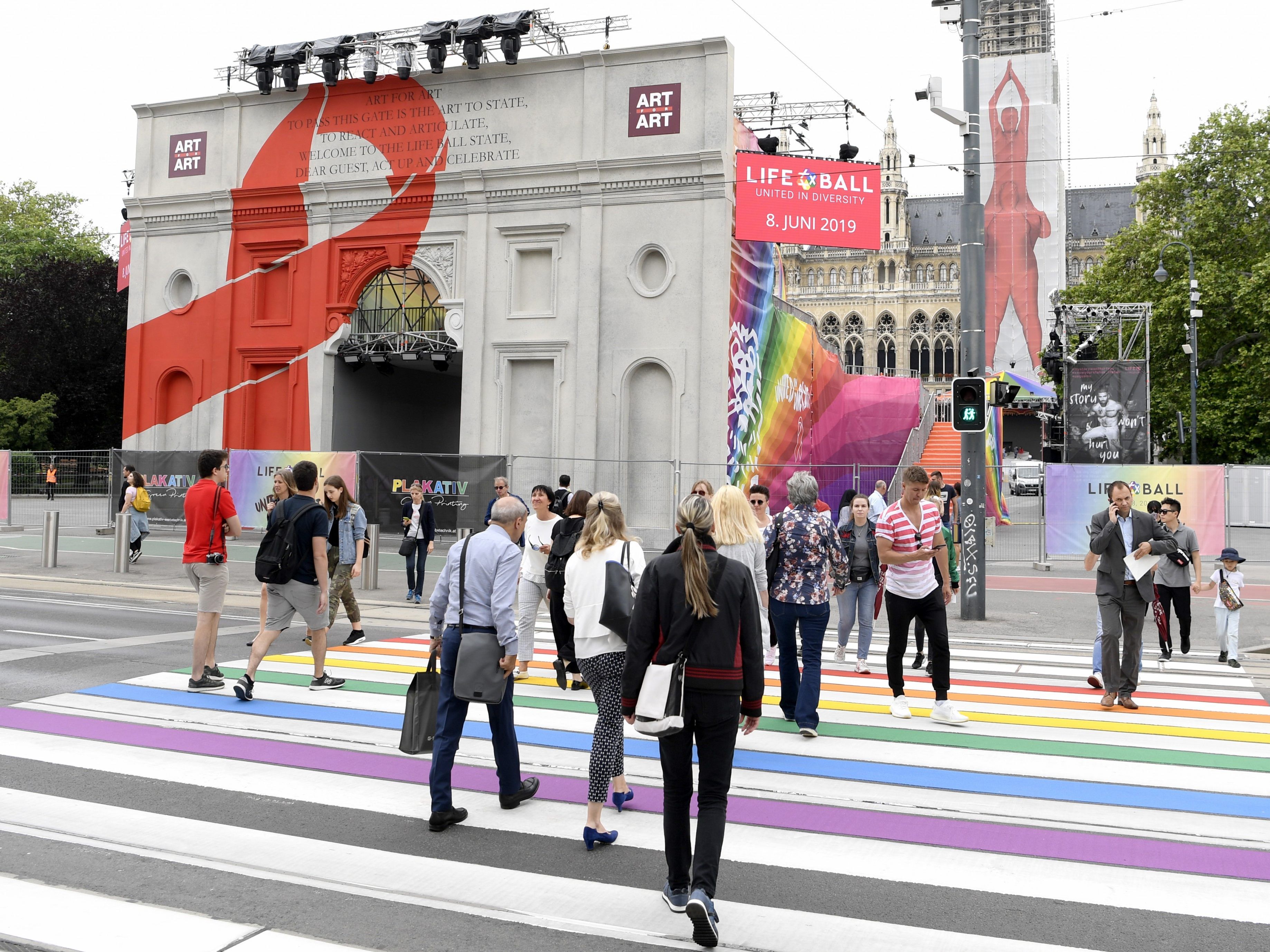 Der neue Regenbogen-Schutzweg vor dem Wiener Burgtheater. Der neue Regenbogen-Schutzweg vor dem Wiener Burgtheater.
