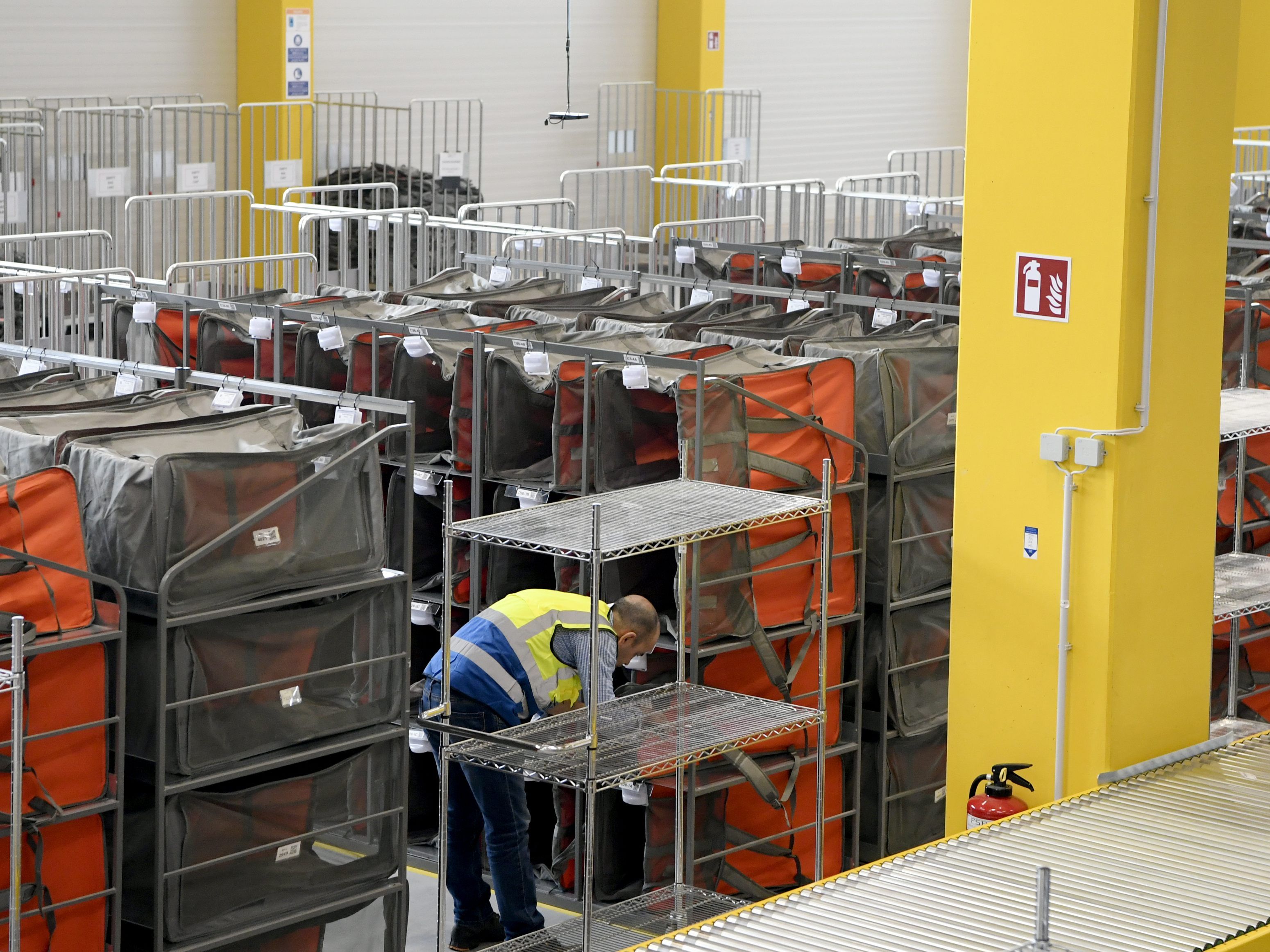 Ein Mitarbeiter packt nun aus: So sind die Arbeitsbedingungen in Österreich. Ein Mitarbeiter packt nun aus: So sind die Arbeitsbedingungen in Österreich.