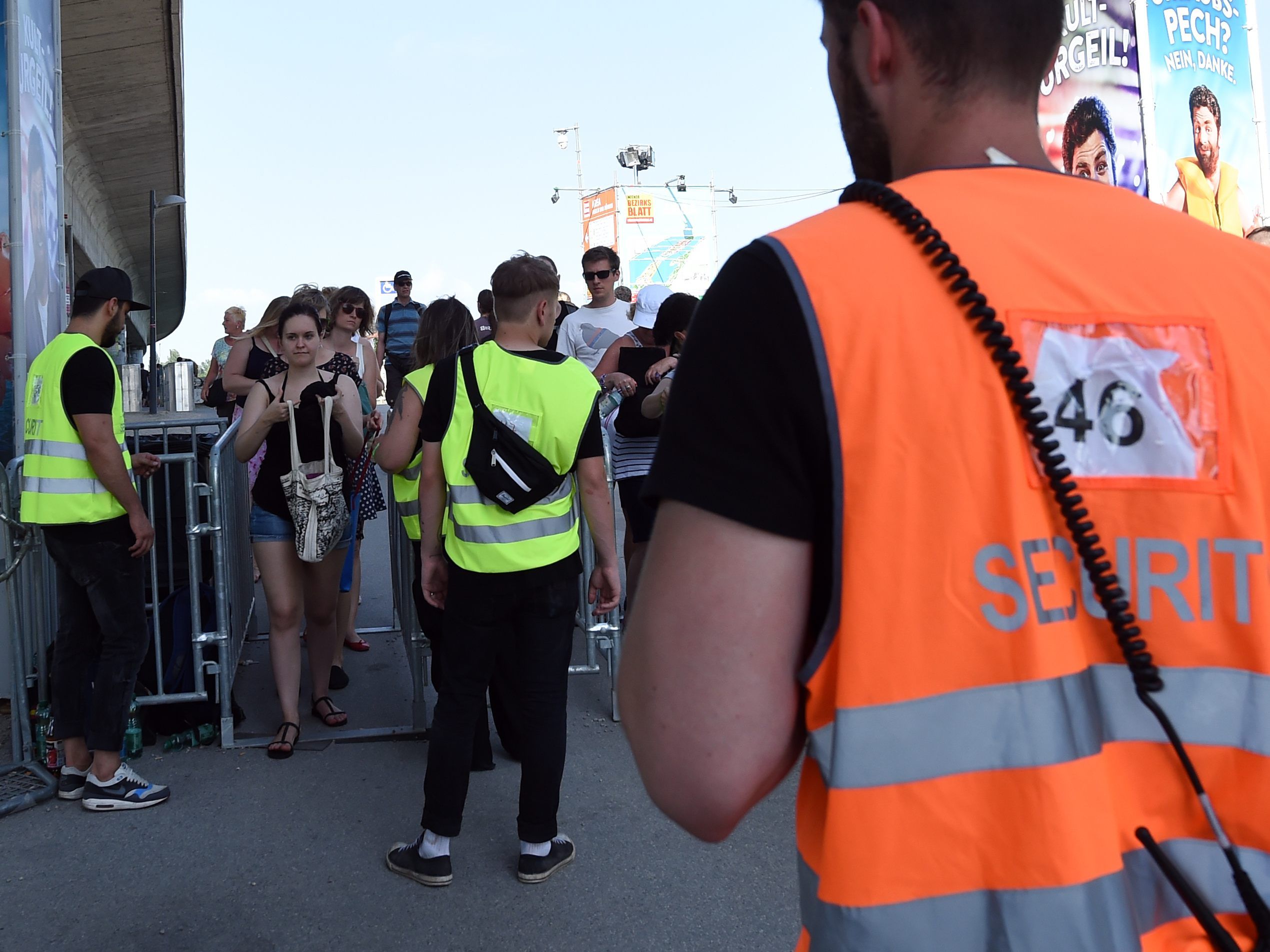 Beim Betreten des Wiener Donauinselfests 2019 werden strenge Kontrollen und Durchsuchungen nach verbotenen Gegenstände durchgeführt.