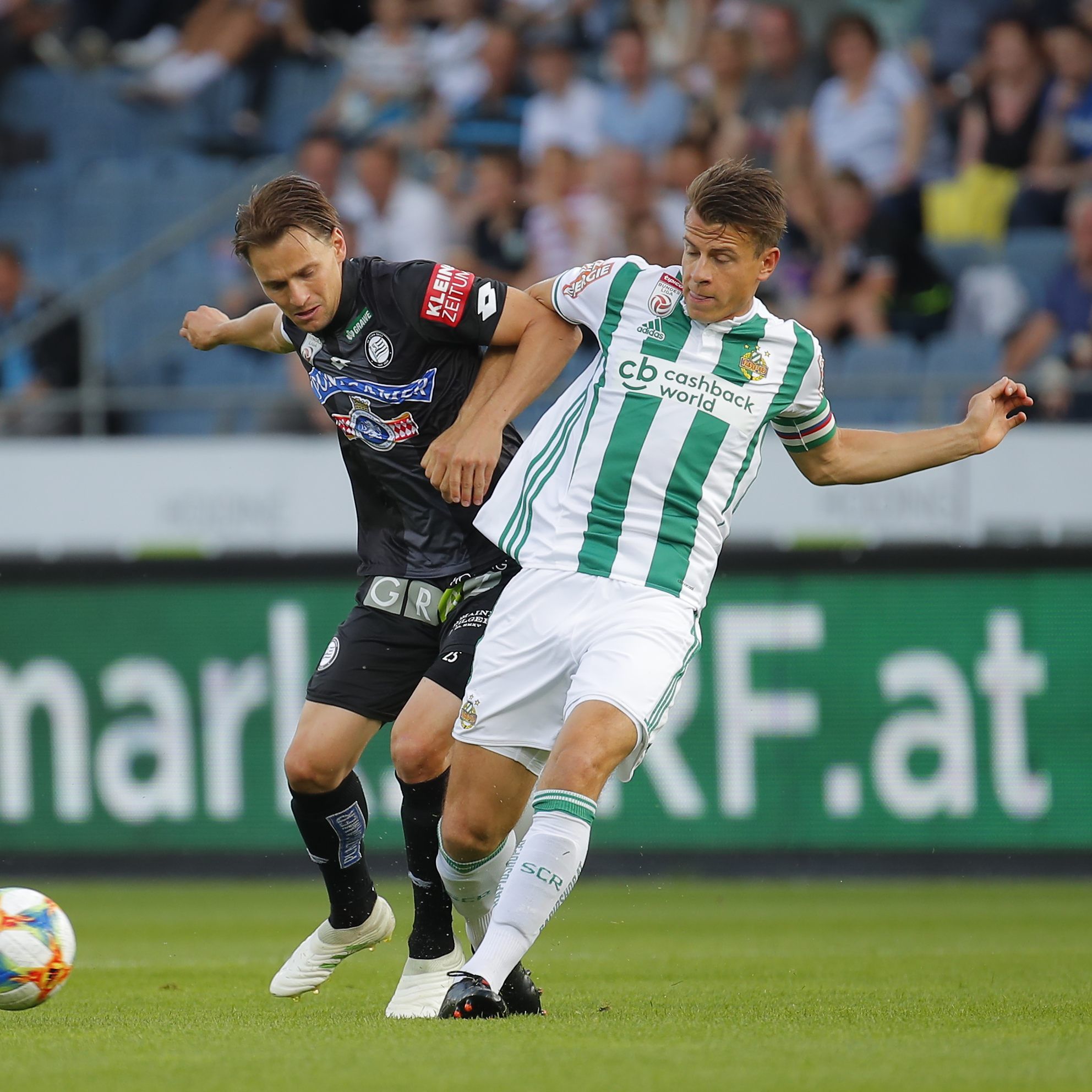 on links Schiedsrichter Robert Schörgenhofer, Stefan Hierländer (Sturm) und Stefan Schwab (Rapid) während dem Europa-League-Play-off Rückspiel