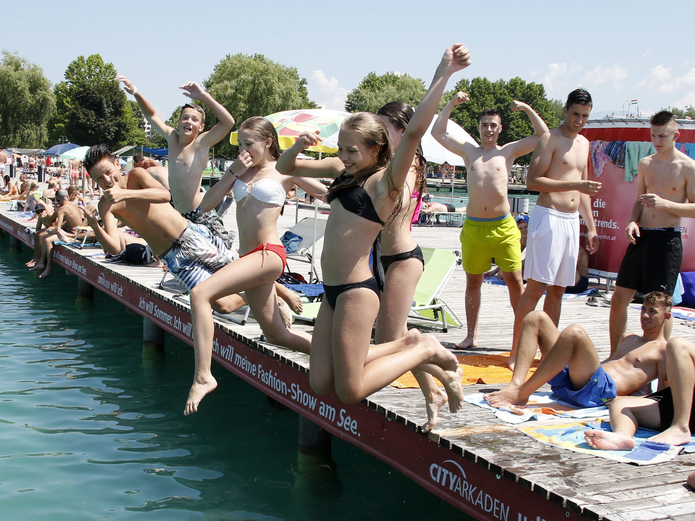 Bei den heißen Temperaturen ist Abkühlung im Wasser gefragt.