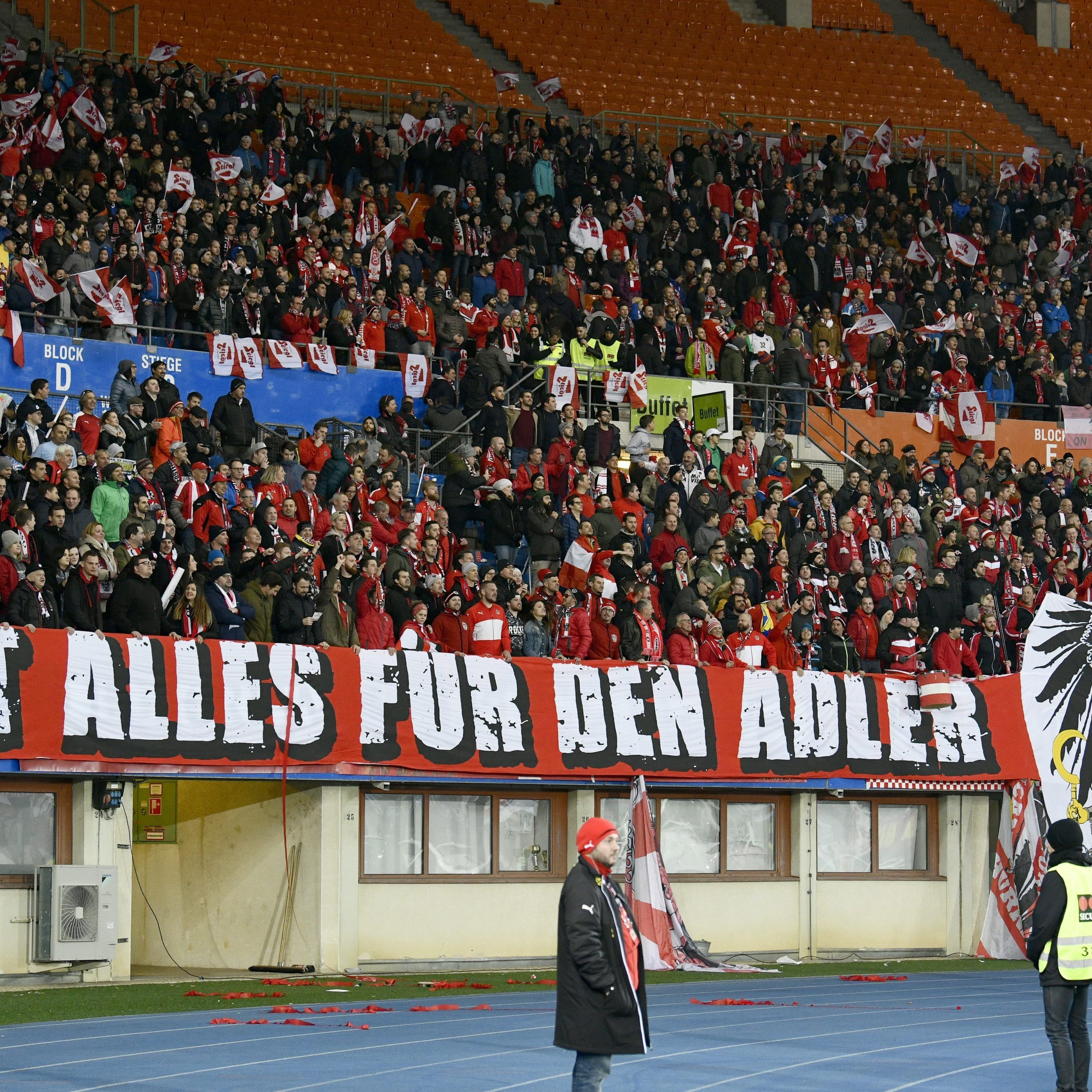 Die Fans stellen beim Österreich-Match in der ersten Halbzeit ihren Support ein.