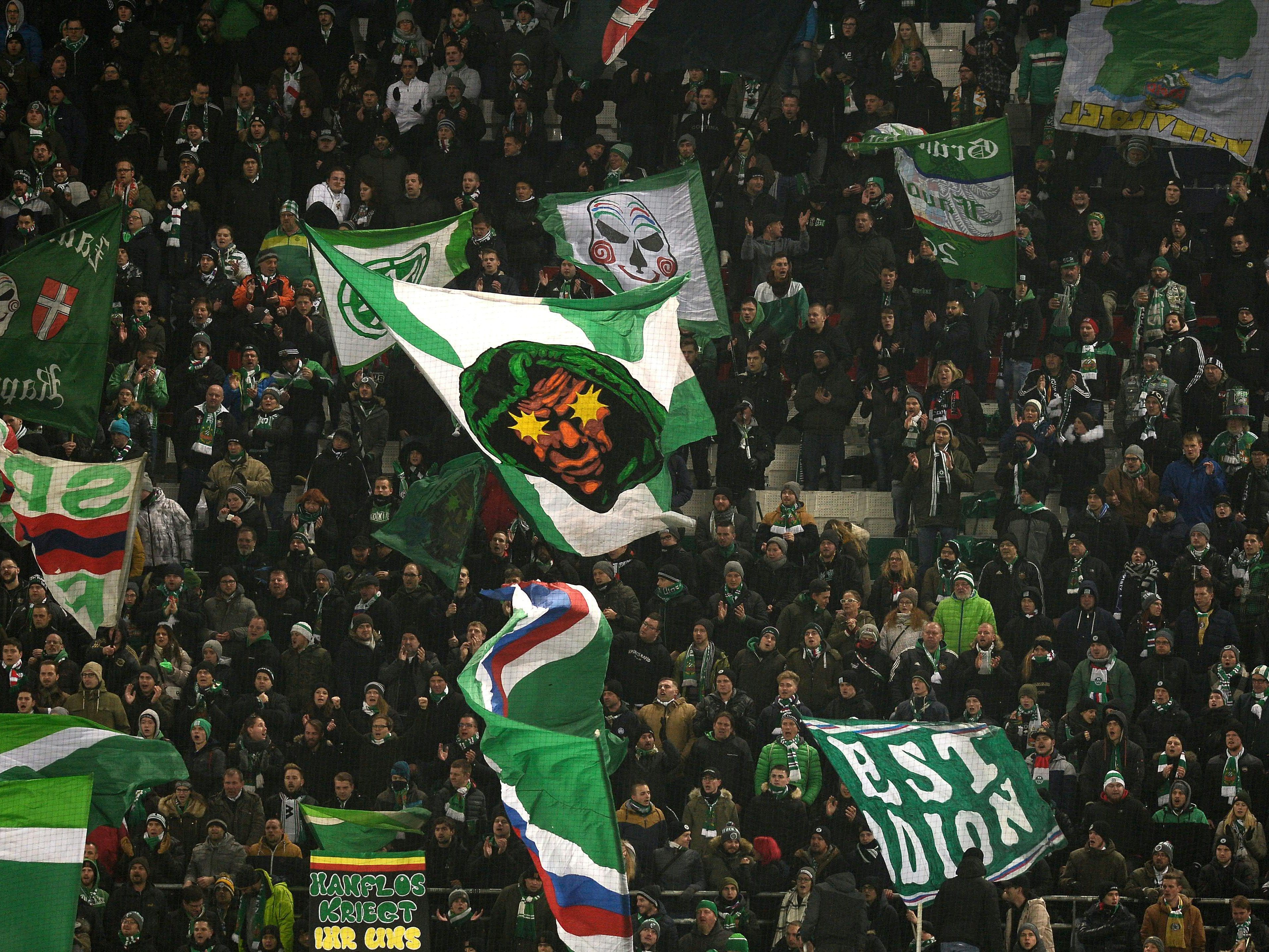 Zahlreichen Rapid-Fans wurde der Einlass ins Stadion verwehrt. Zahlreichen Rapid-Fans wurde der Einlass ins Stadion verwehrt.