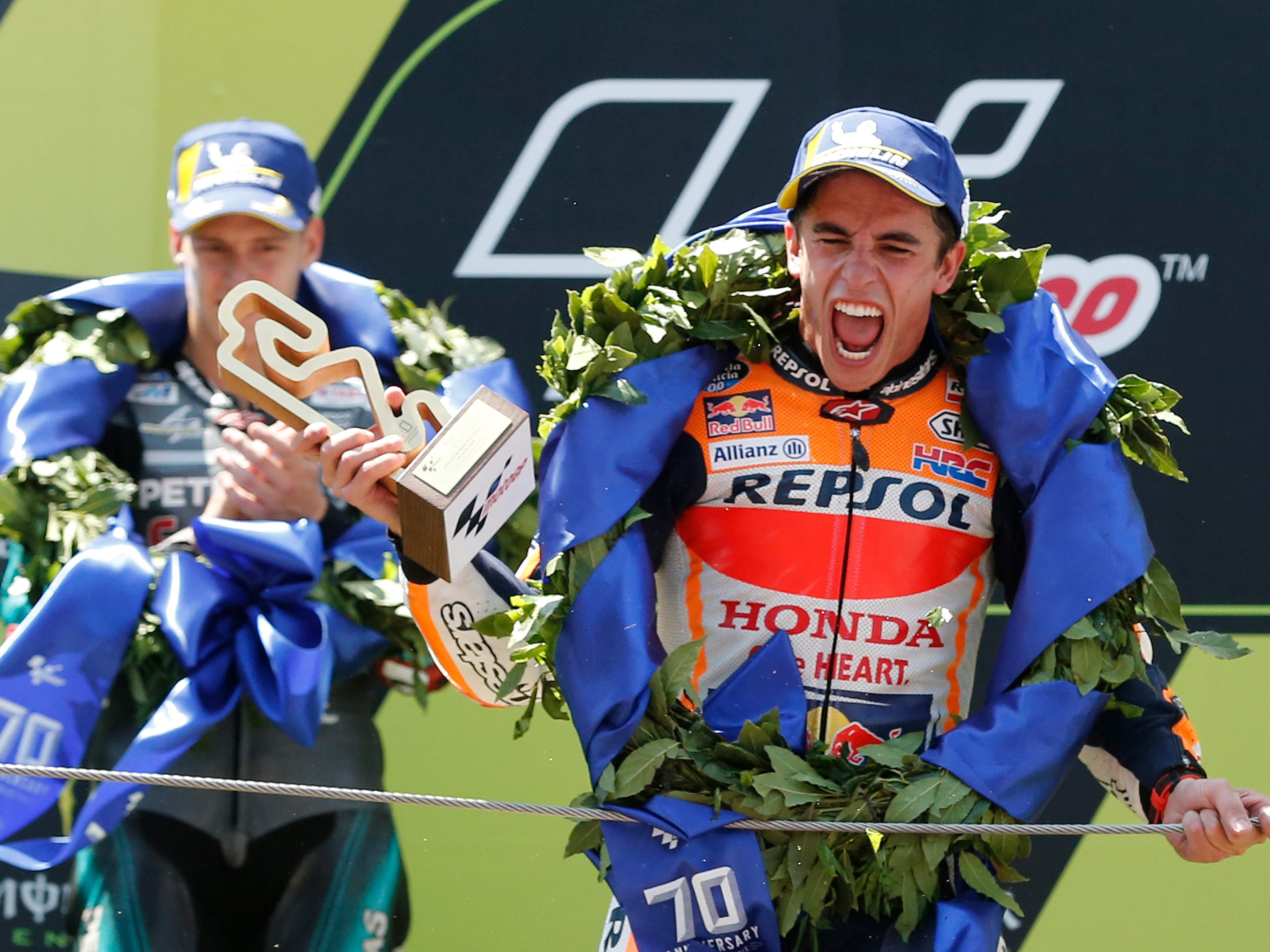 Marquez freut sich über seinen Sieg.