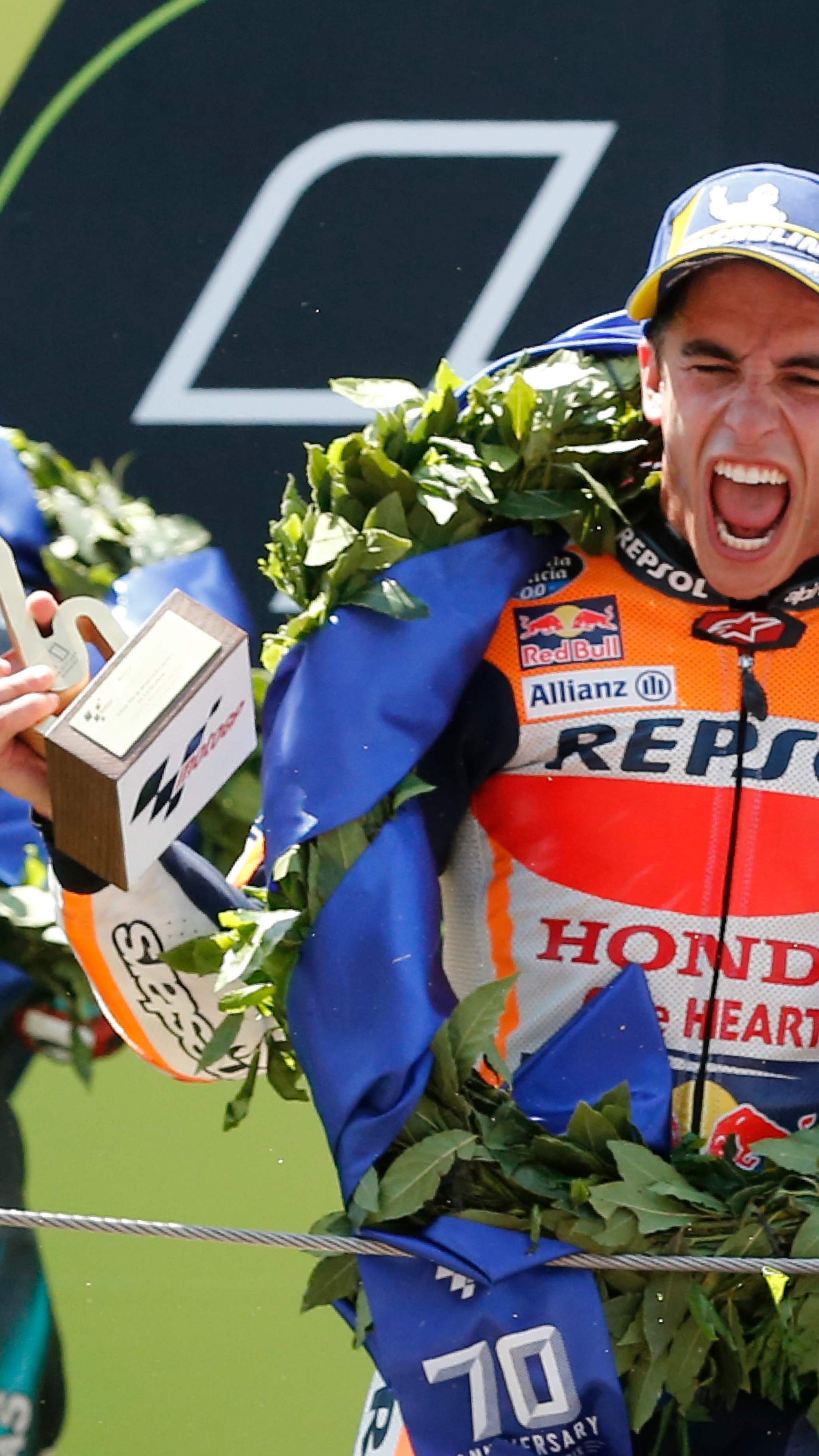 Marquez freut sich über seinen Sieg.