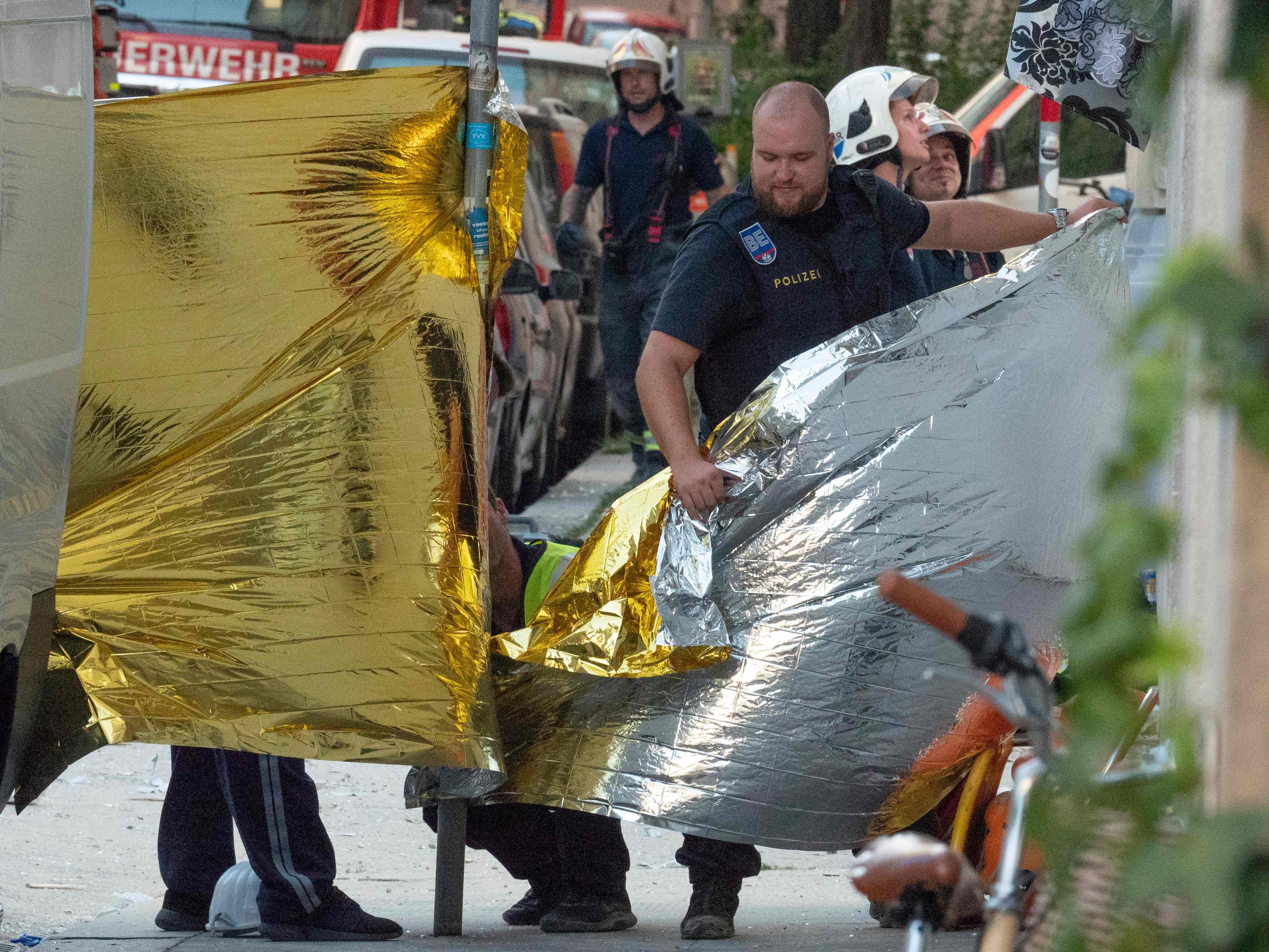 Eine weitere tote Person wurde unter den Trümmern entdeckt. Eine weitere tote Person wurde unter den Trümmern entdeckt.