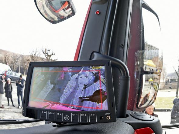 Die landeseigene LKW-Flotte wird jetzt mit Abbiegeassistenten ausgestattet