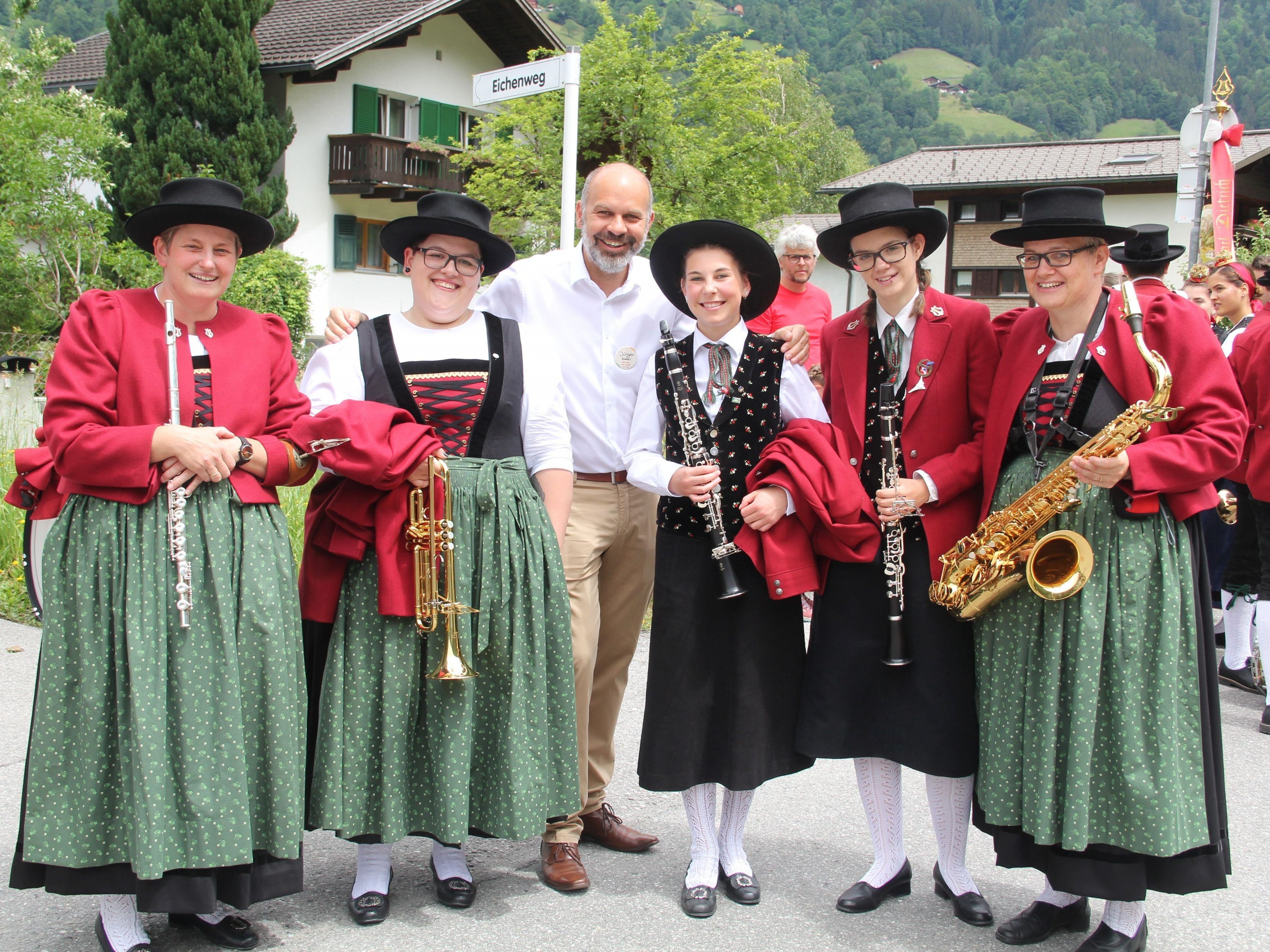 Der Festumzug lockte zahlreiche Besucher zum Aktivpark Montafon