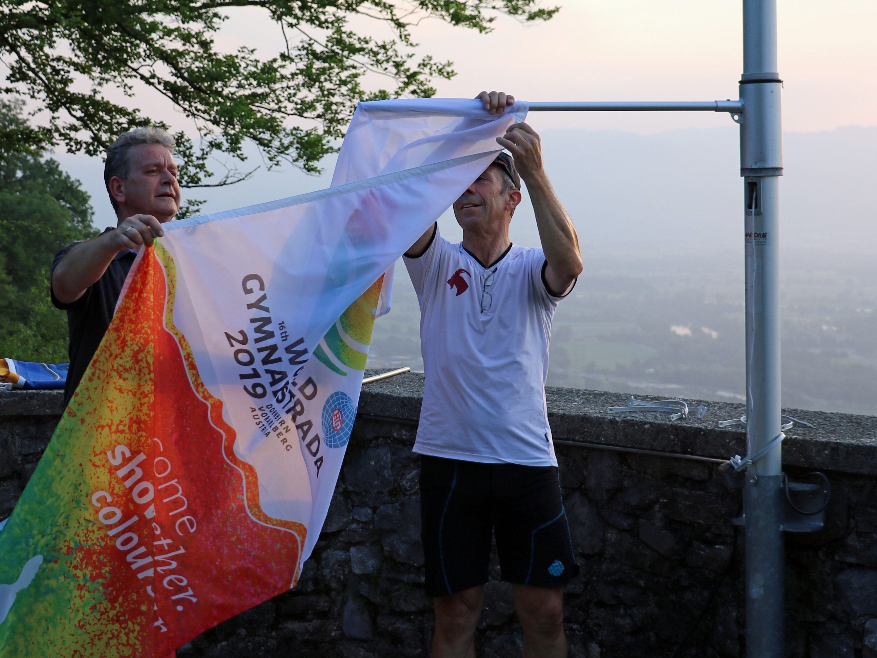 Auf dem Schlossberg weht die Gymnaestrada-Fahne Auf dem Schlossberg weht die Gymnaestrada-Fahne