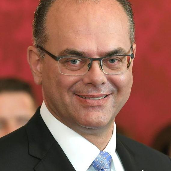 er Übergangsminister erklärt uns in einem Pressestatement die Bedeutung des Urteils