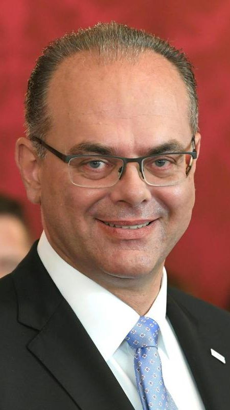er Übergangsminister erklärt uns in einem Pressestatement die Bedeutung des Urteils