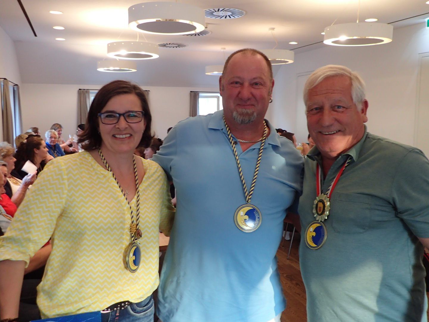 11-er Rätin Gabi Höfle-Kaufmann mit dem neuen 11-er Ratsmitglied und neuen Ordensträger Peter Grundner und Obmann Armin Kleiner. 11-er Rätin Gabi Höfle-Kaufmann mit dem neuen 11-er Ratsmitglied und neuen Ordensträger Peter Grundner und Obmann Armin Kleiner.