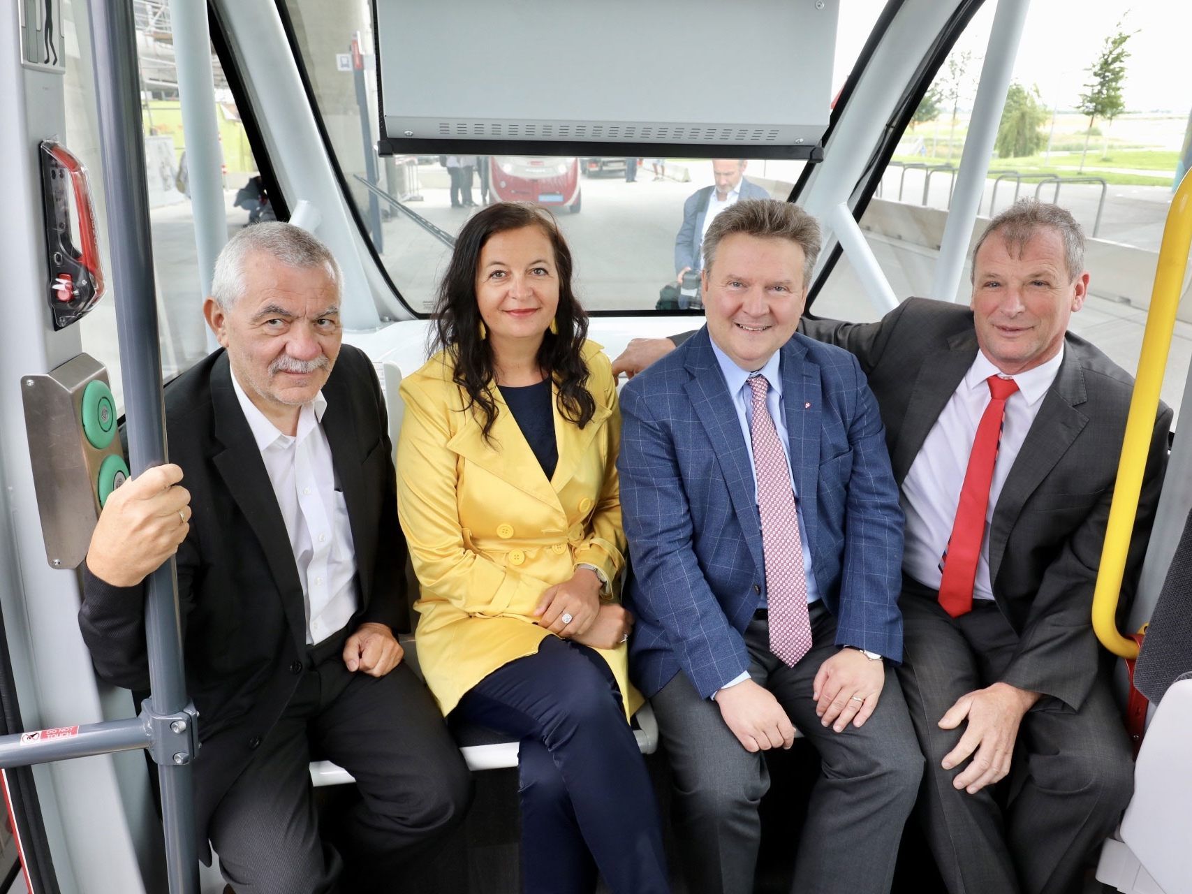 v.l.n.r.: Wiener Linien Geschäftsführer Günter Steinbauer, Öffi-Stadträtin Ulli Sima, Bürgermeister Michael Ludwig, Donaustadt Bezirksvorsteher-Stellvertreter Karl Gasta v.l.n.r.: Wiener Linien Geschäftsführer Günter Steinbauer, Öffi-Stadträtin Ulli Sima, Bürgermeister Michael Ludwig, Donaustadt Bezirksvorsteher-Stellvertreter Karl Gasta