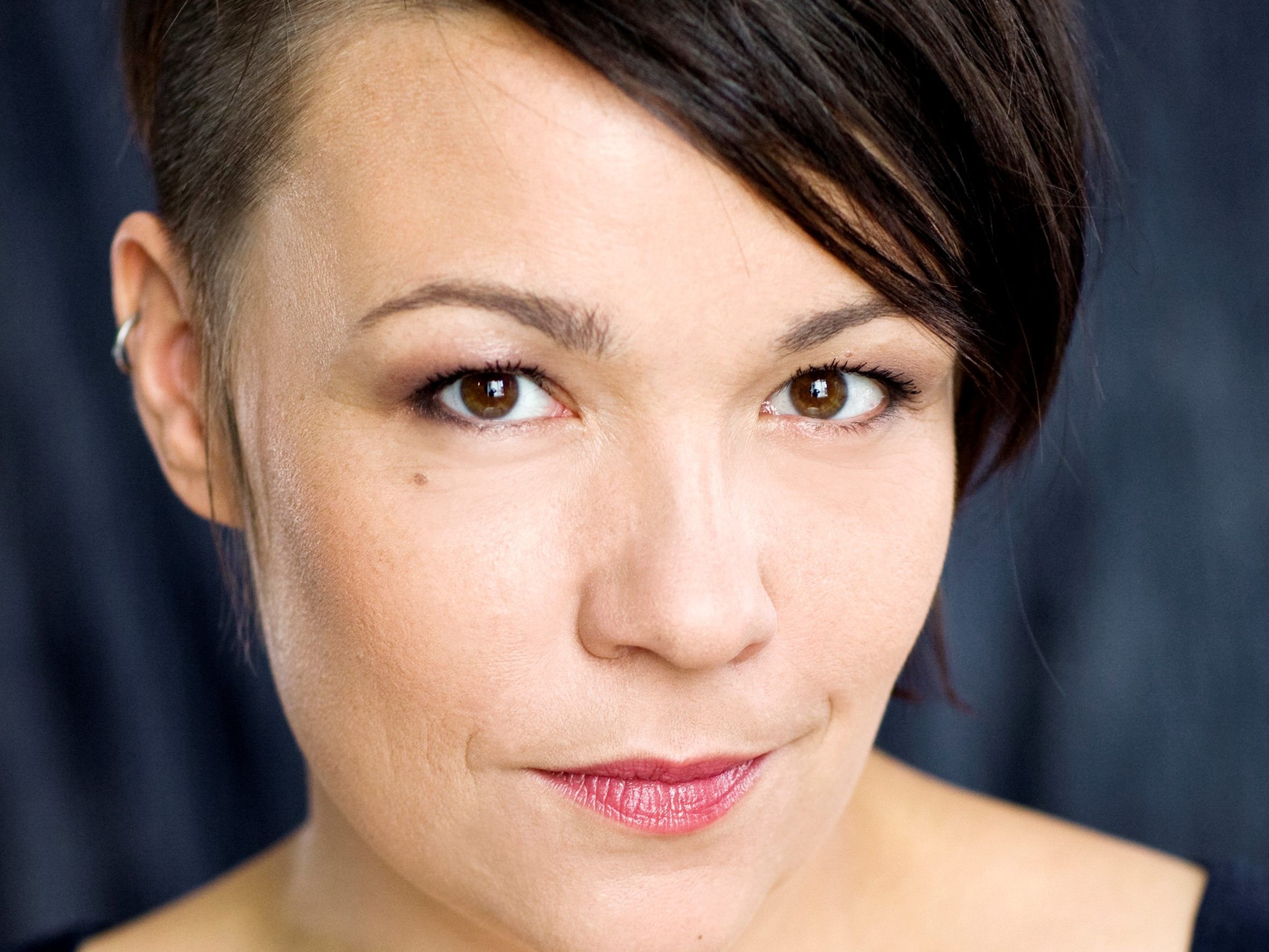 Die deutsche Jazz-Sängerin, Komponistin und Arrangeurin Winnie Brückner ist auch Gründerin und musikalische Leiterin des international renommierten Vokalquartetts Niniwe. Die deutsche Jazz-Sängerin, Komponistin und Arrangeurin Winnie Brückner ist auch Gründerin und musikalische Leiterin des international renommierten Vokalquartetts Niniwe.