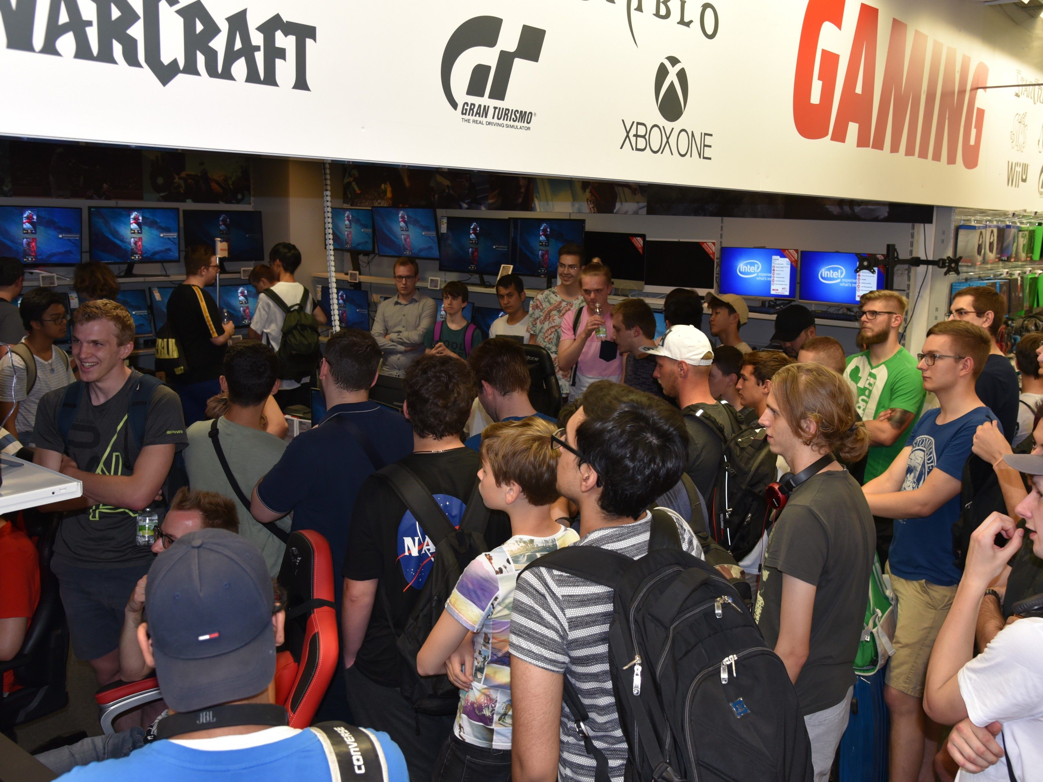 Viele junge Gamerinnen und Gamer wollten gegen XoYnUzi antreten Viele junge Gamerinnen und Gamer wollten gegen XoYnUzi antreten