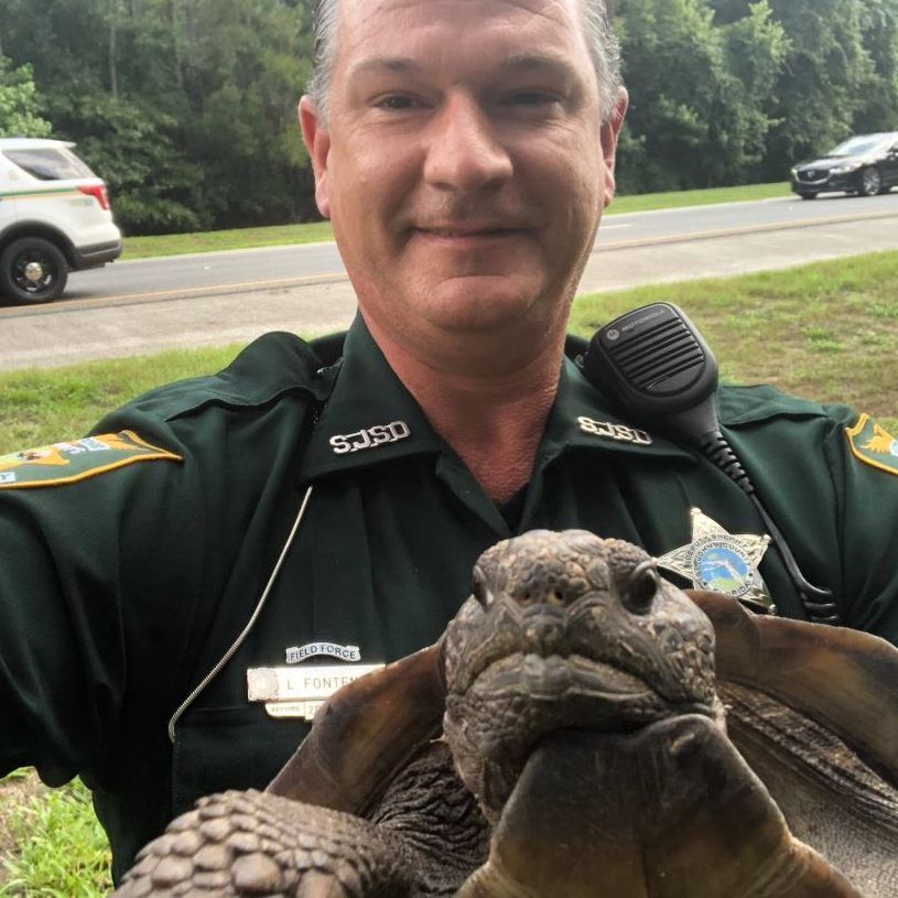 Deputy Fontenot mit der "verhafteten" Schildkröte.