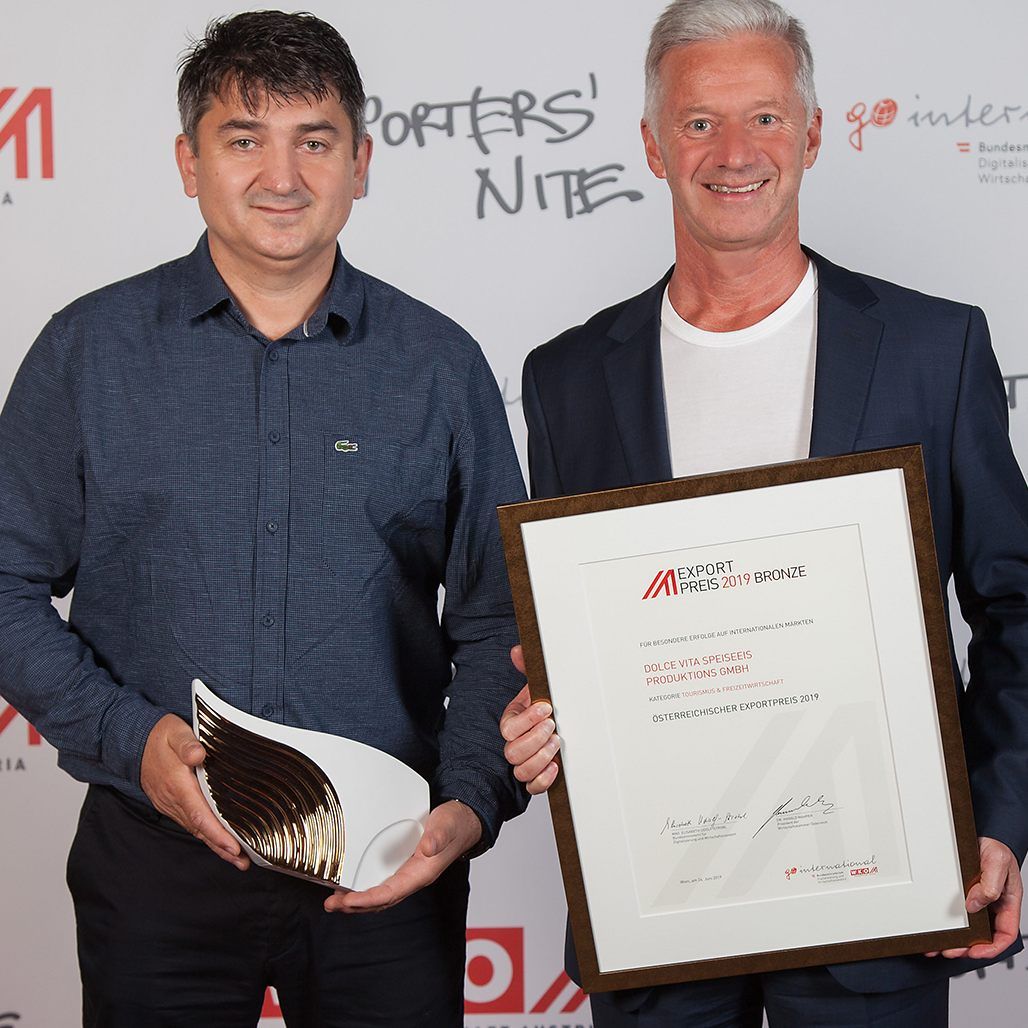 Bronze in der Kategorie Tourismus und Freizeitwirtschaft ging an die Dolce Vita Speiseeis Produktions GmbH: Valentin Gava (links; Operativer Geschäftsführer) und Andrew Nussbaumer (rechts; Geschäftsführender Gesellschafter).