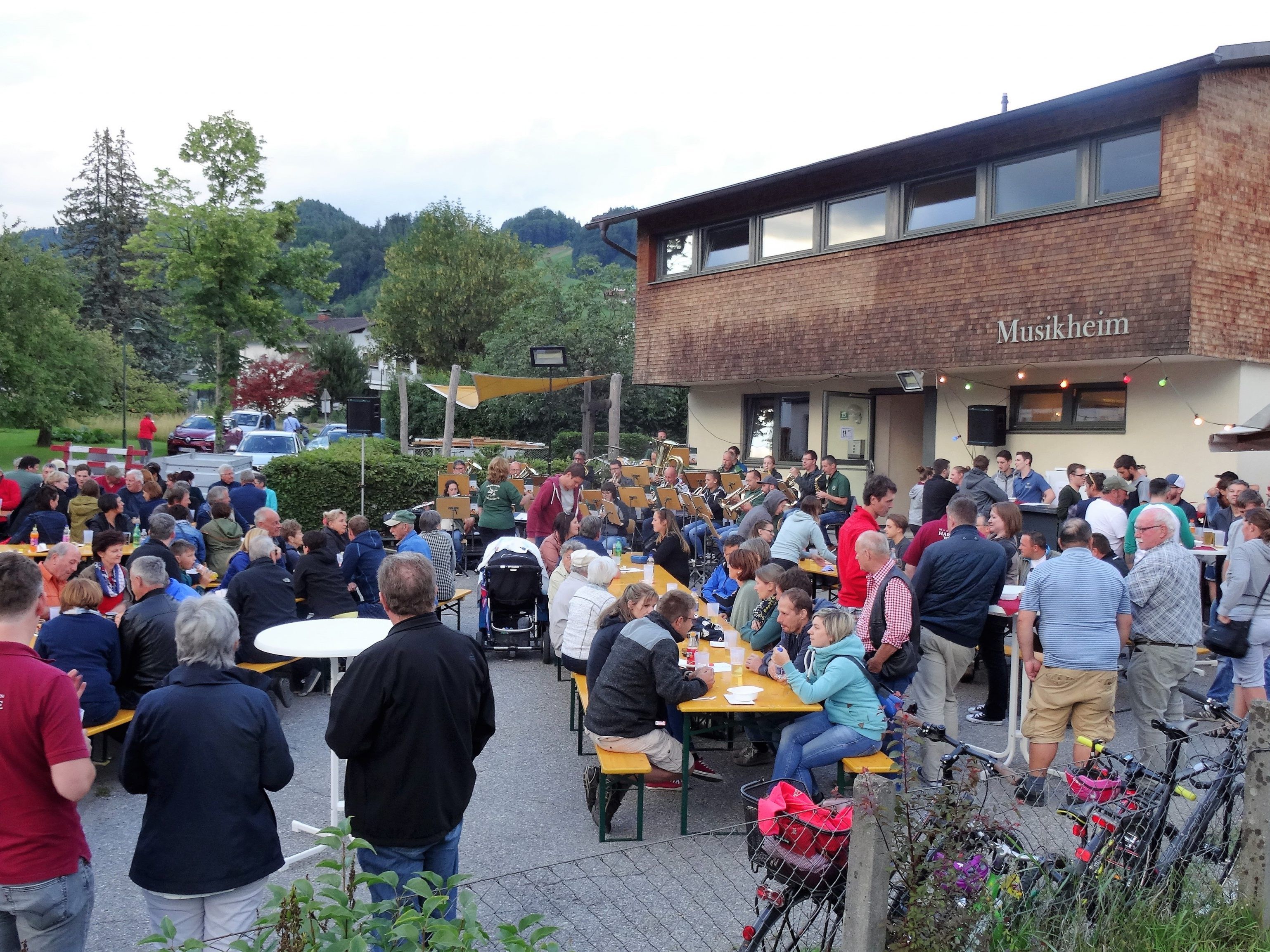 Gemütliche Stimmung beim Dämmerschoppen