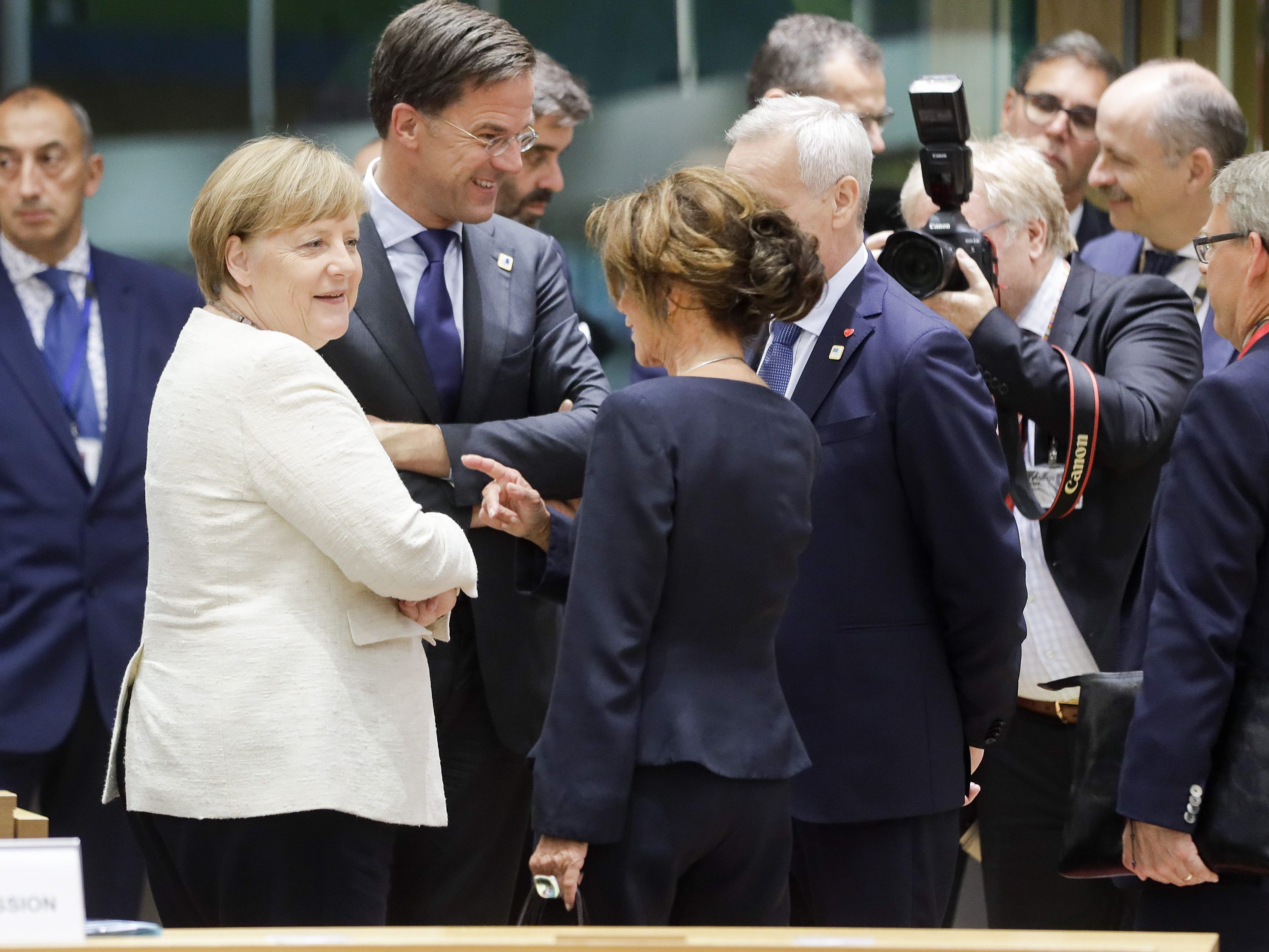 Bundeskanzlerin Brigitte Bierlein (5.v.l.), die deutsche Bundeskanzlerin Angela Merkel (2.v.l.) u.a. am Donnerstag, 20. Juni 2019, im Rahmen eines EU-Gipfels der Staats- und Regierungschefs in Brüssel.