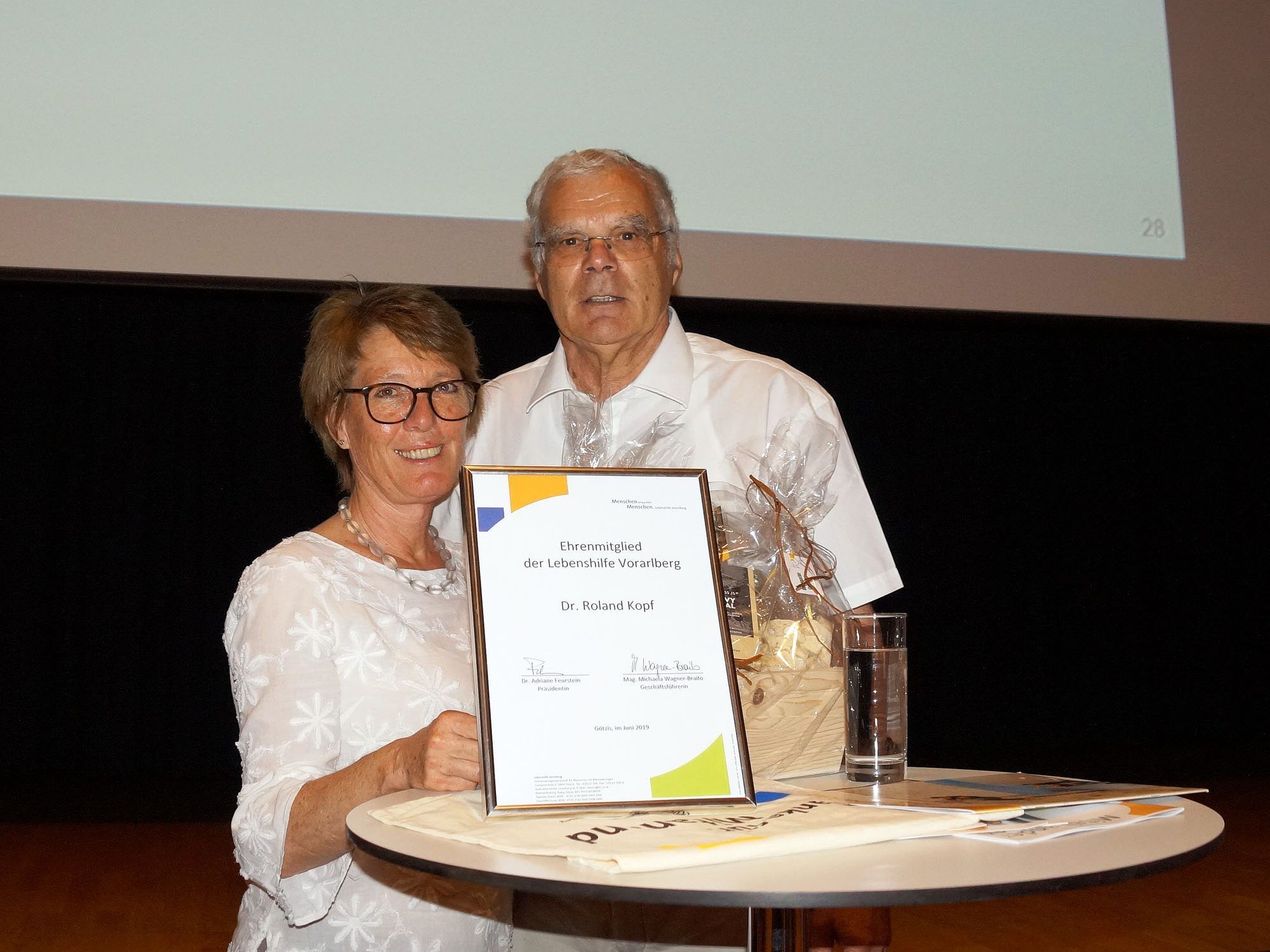 Lebenshilfe-Präsidentin Adriane Feurstein mit Ehrenmitglied Roland Kopf. Lebenshilfe-Präsidentin Adriane Feurstein mit Ehrenmitglied Roland Kopf.