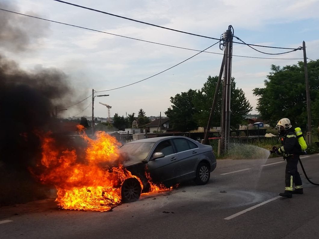 Die Feuerwehr konnte den brennenden Pkw rasch löschen.