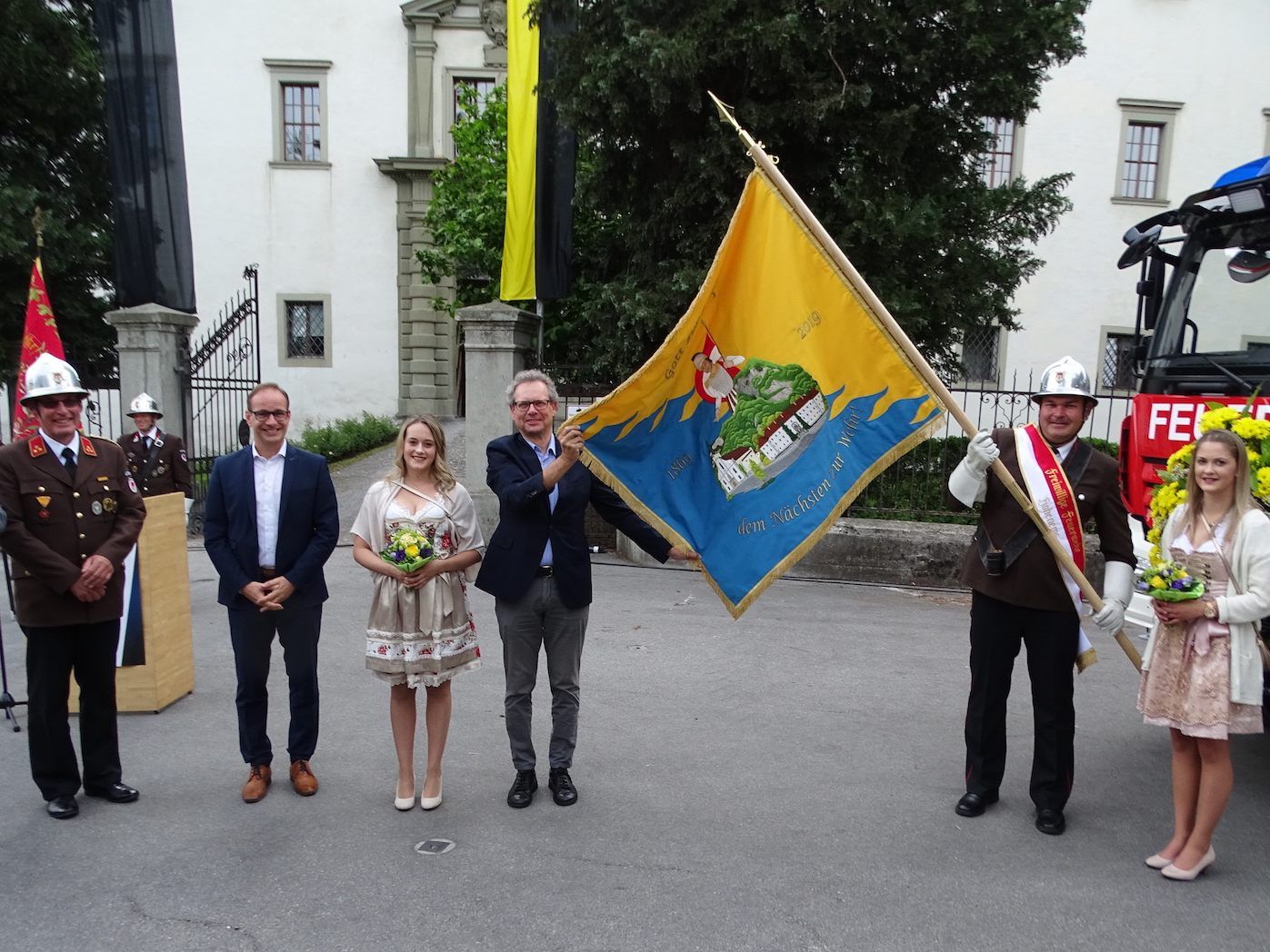 Johannes Collini (4.v.l.) präsentierte die neue, in den Farben von Hohenems gehaltenen Fahne.