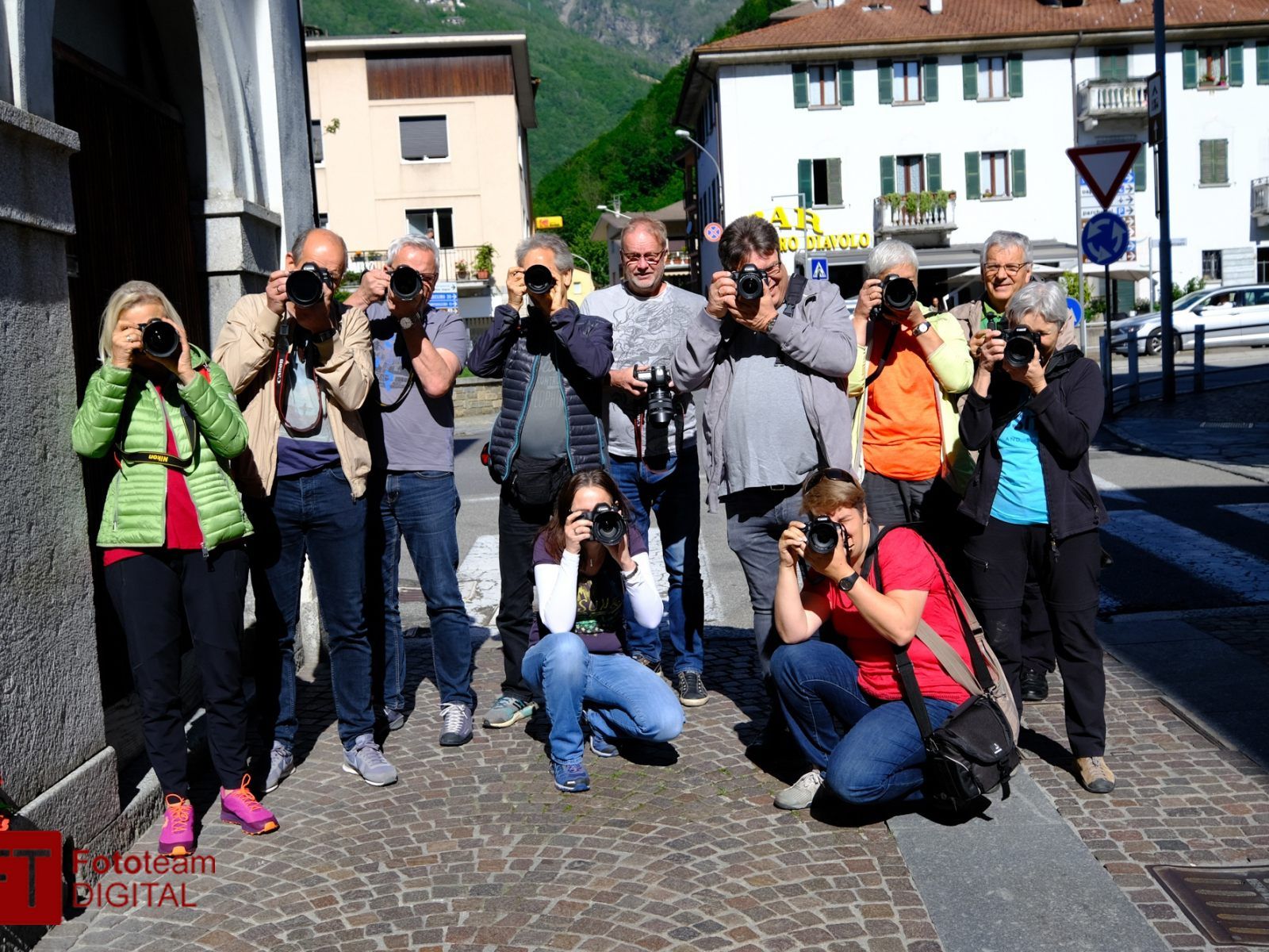 Fotoshooting in Chiavenna: 12 Clubmitglieder von FT-Digital waren über Christihimmelfahrt in Italien Fotoshooting in Chiavenna: 12 Clubmitglieder von FT-Digital waren über Christihimmelfahrt in Italien