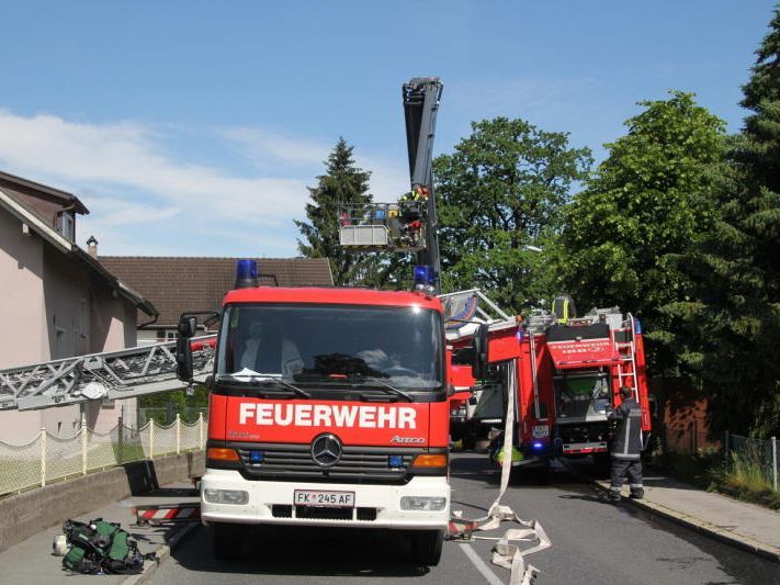 Die Feuerwehr Rankweil pumpte die beiden Dieseltanks leer und band den ausgetretenen Treibstoff mit Ölbindemittel Die Feuerwehr Rankweil pumpte die beiden Dieseltanks leer und band den ausgetretenen Treibstoff mit Ölbindemittel