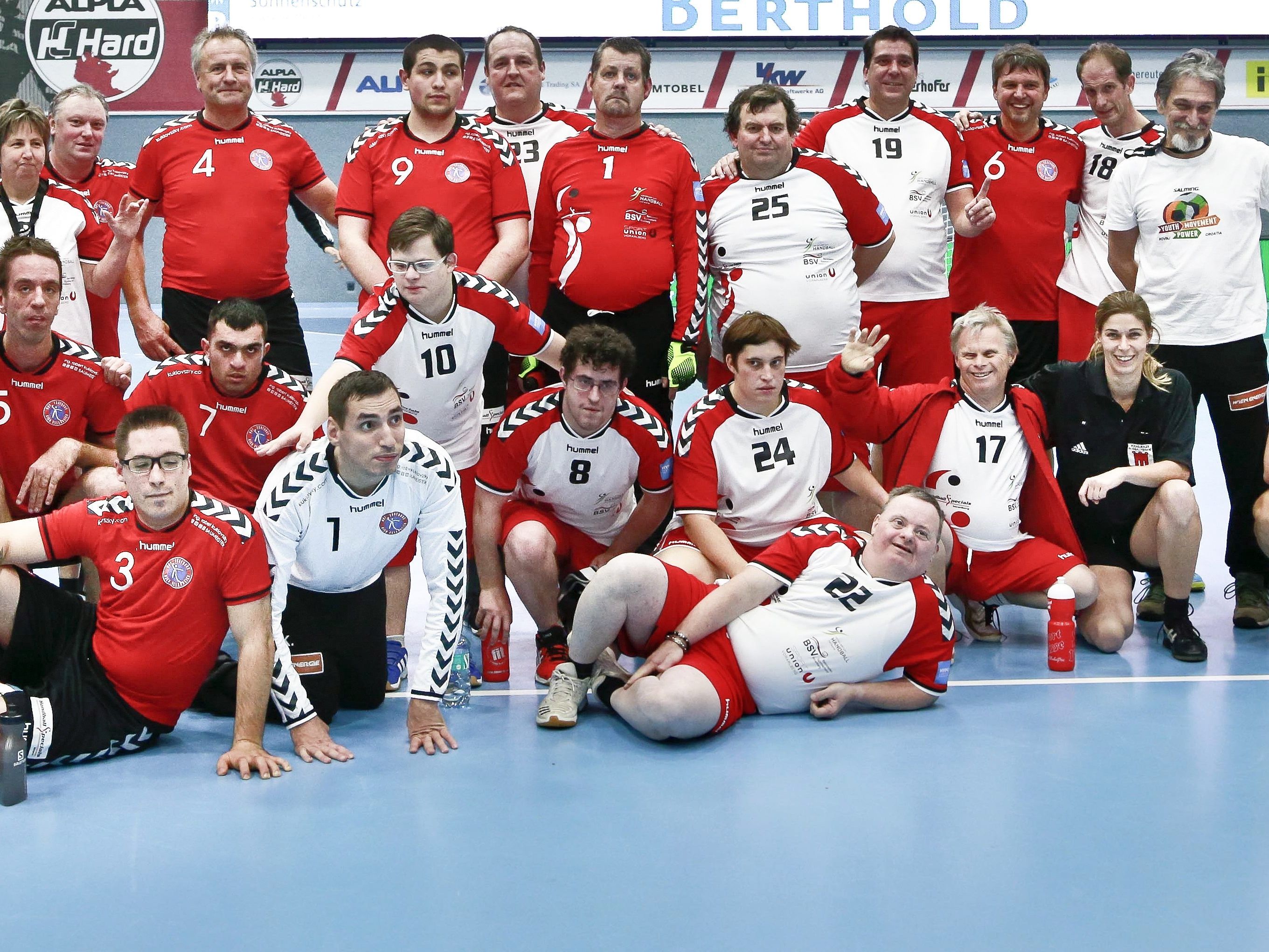 Die mentalbehinderten Handballer werden von prominenten Unified-Partnern unterstützt. Die mentalbehinderten Handballer werden von prominenten Unified-Partnern unterstützt.