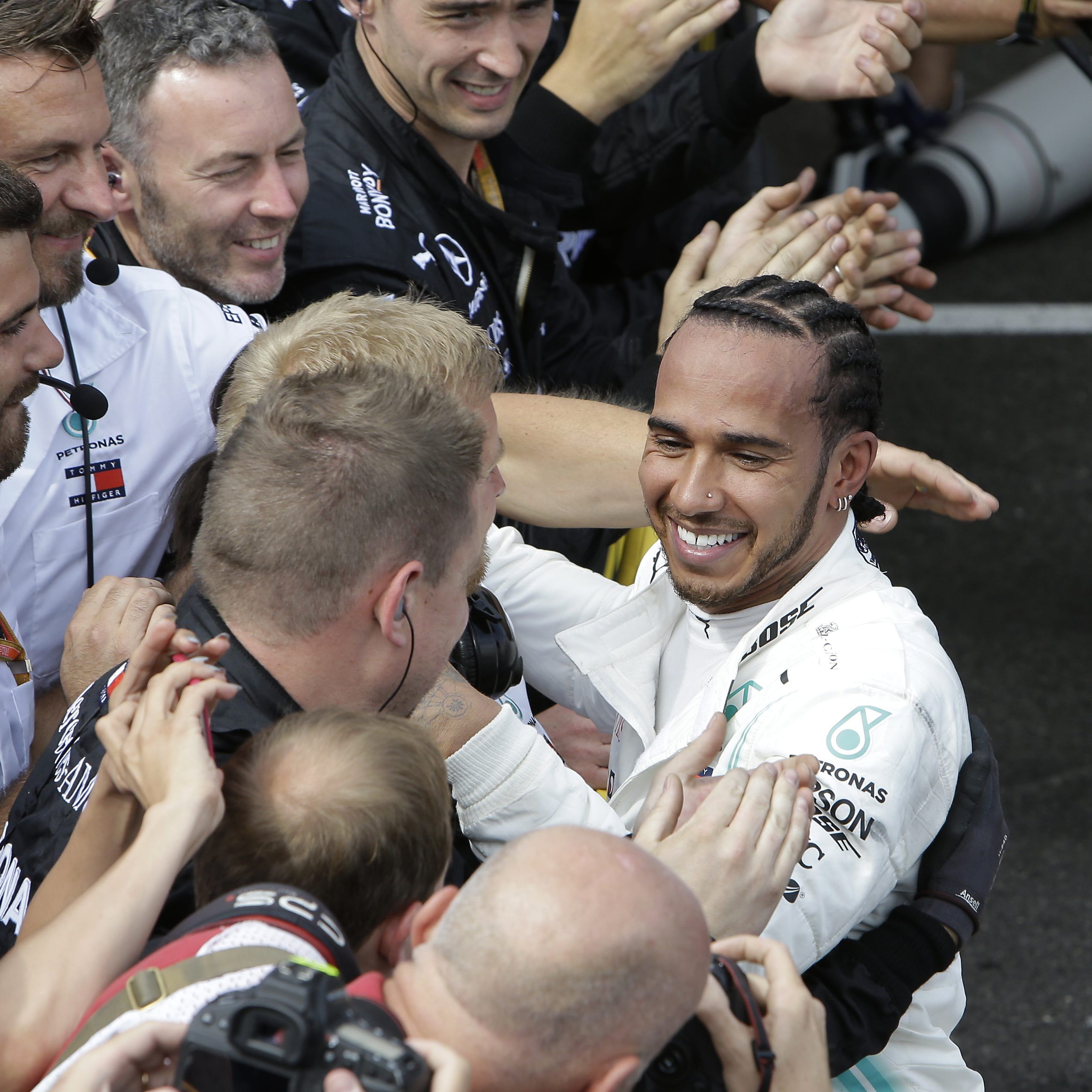 Hamilton lässt sich feiern