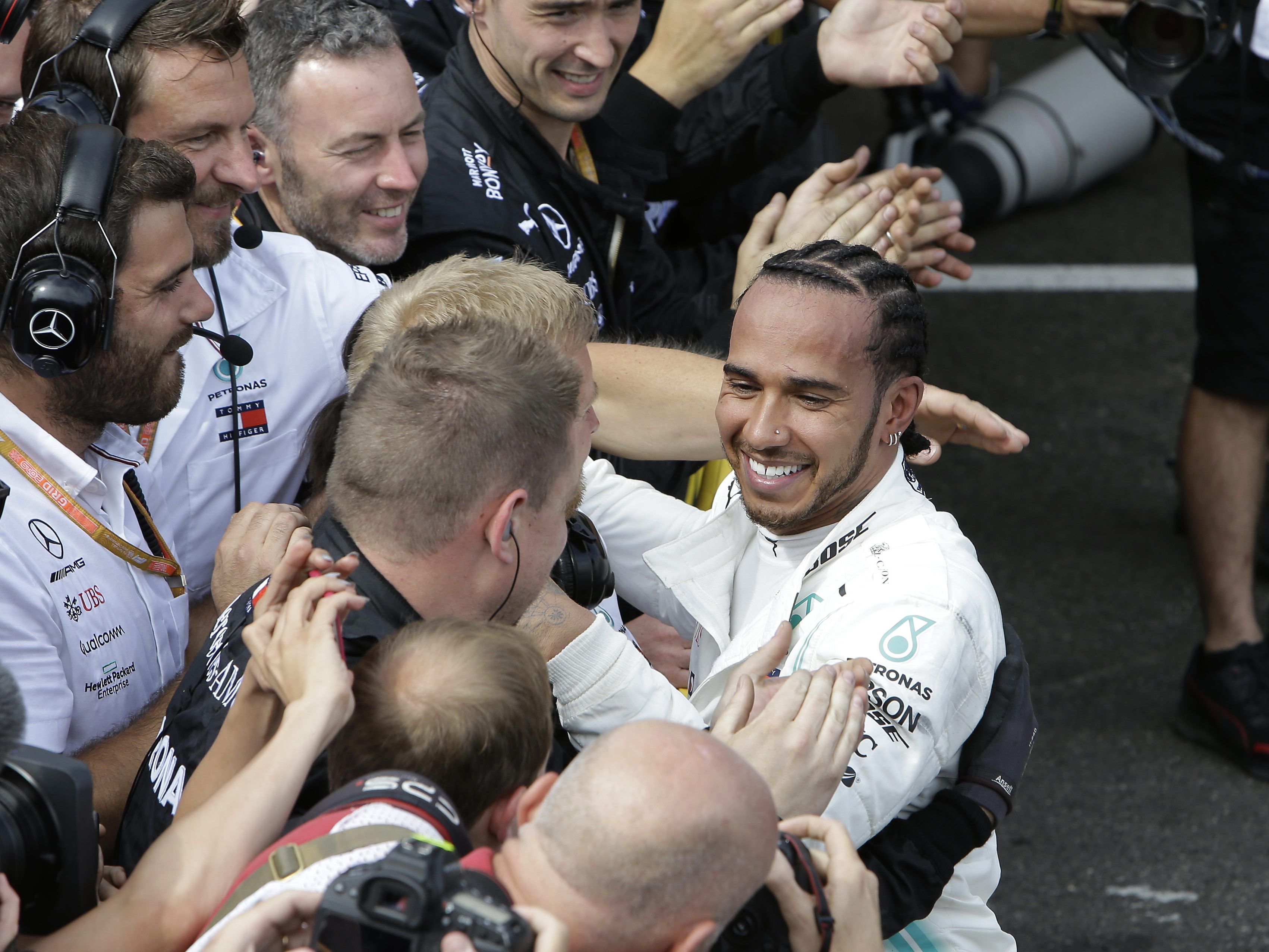 Hamilton lässt sich feiern
