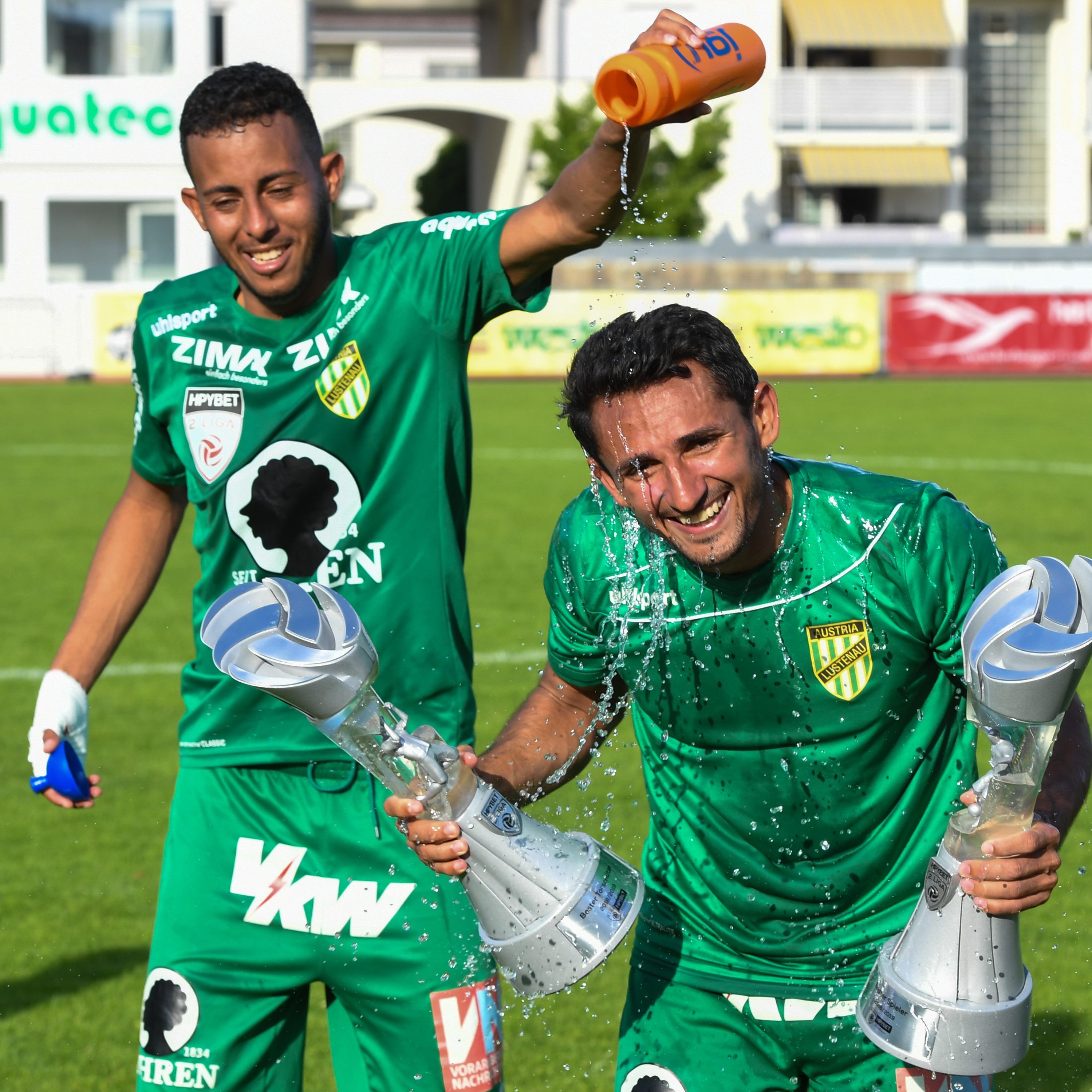 Ronivaldo (r.) erhielt nach dem klaren Sieg die Trophäen für den besten Spieler und den Torschützenkönig.