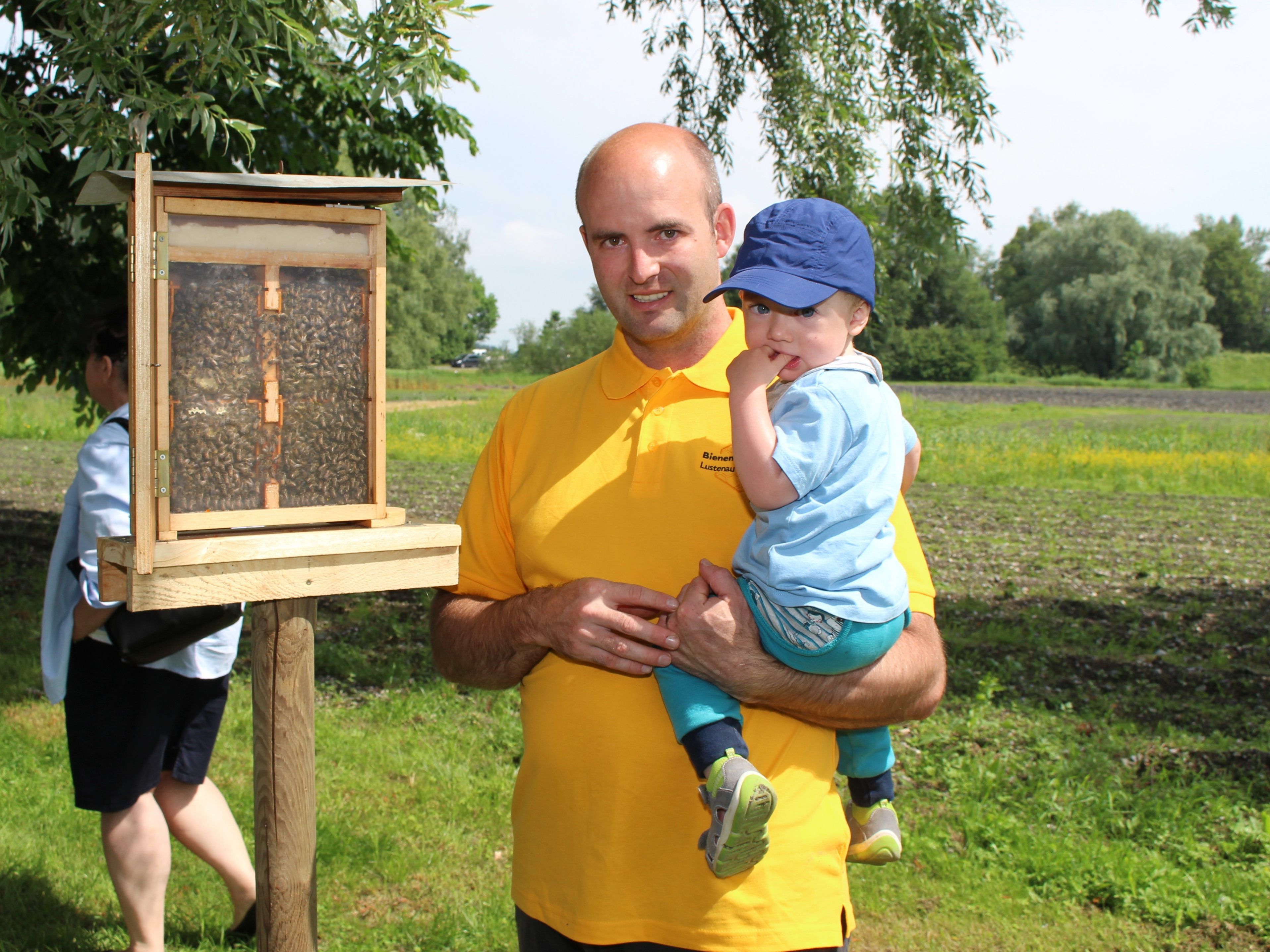 Lukas und Jakob schauten den Bienen im Schaukasten bei der Arbeit zu.