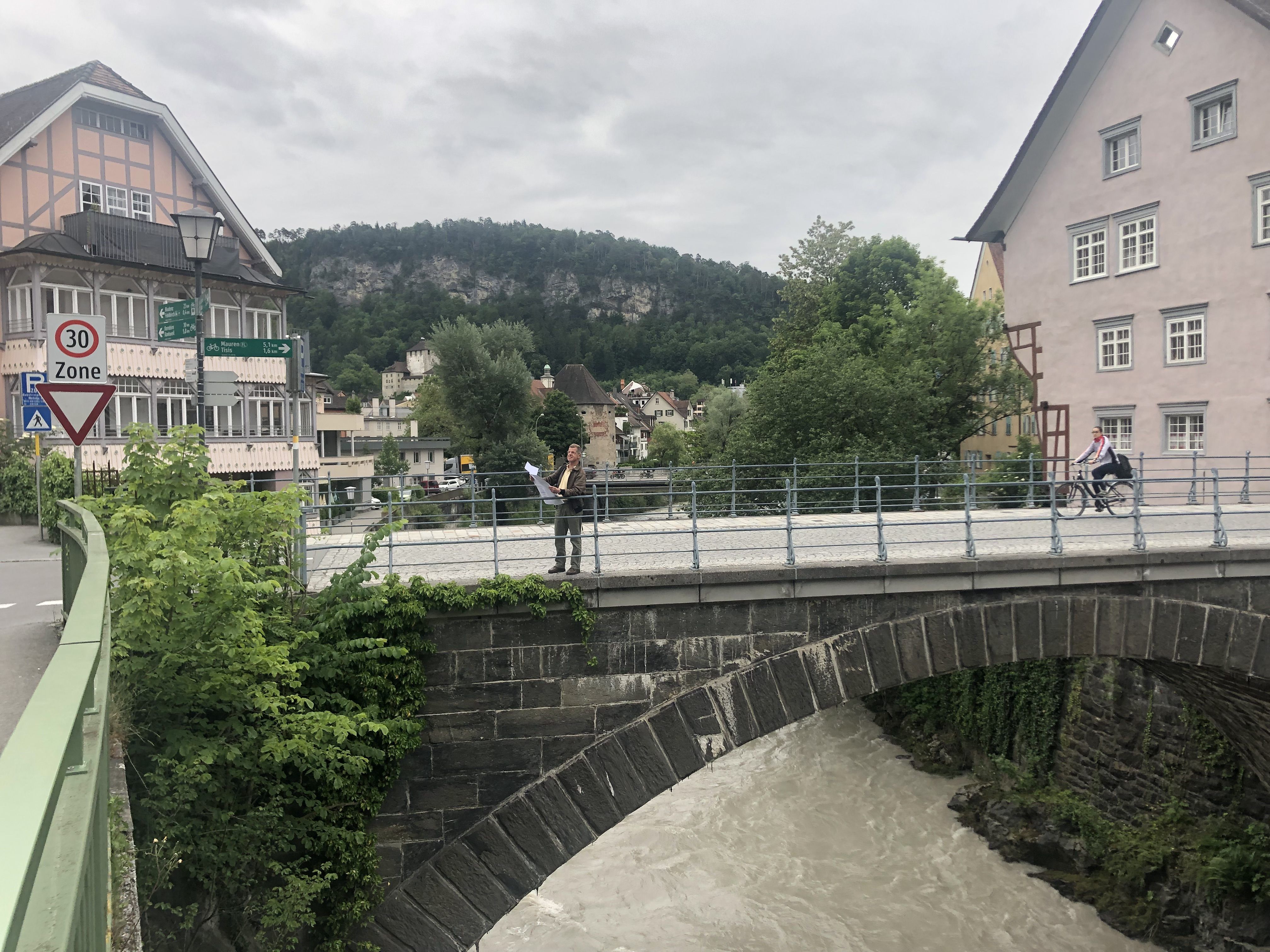 Wolfgang Erath auf der Heiligkreuzbrücke. Sie soll abgerissen und komplett neu errichtet werden.