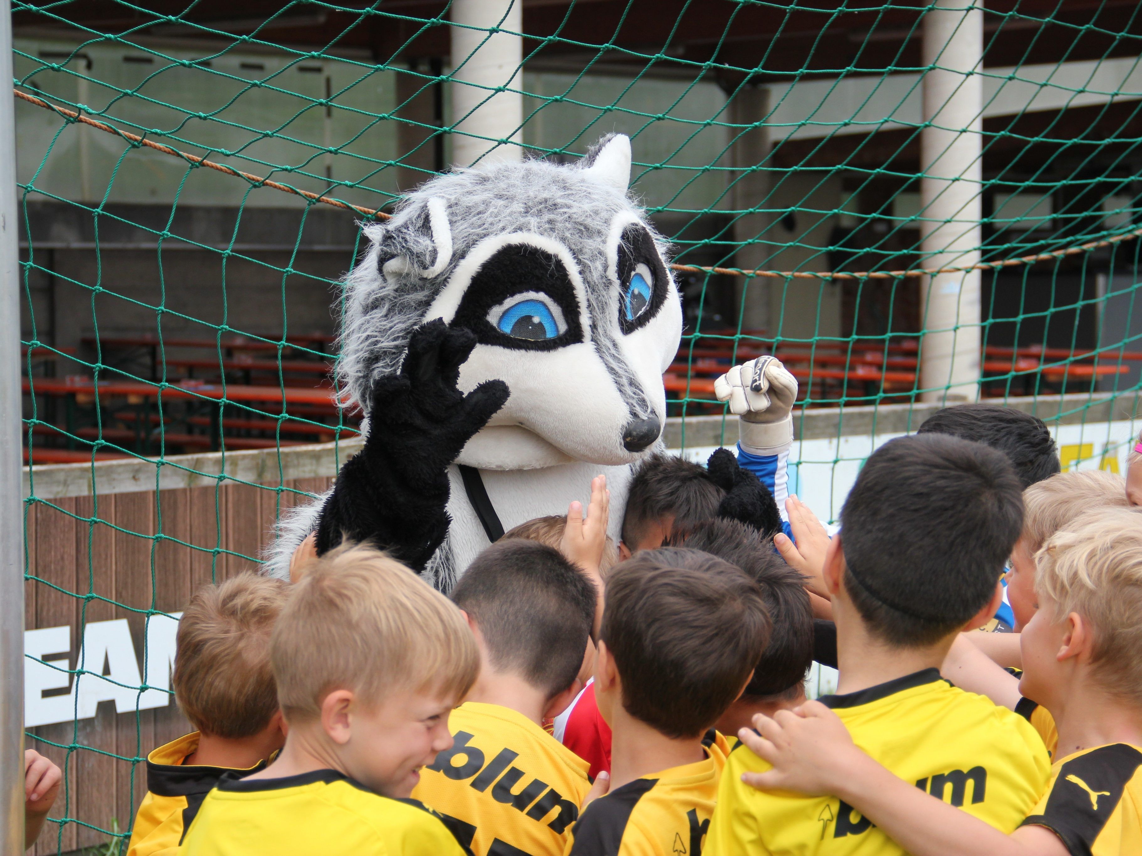 Maskottchen Oli sorgte beim Fägnäscht-Cup für Stimmung bei den Kindern.