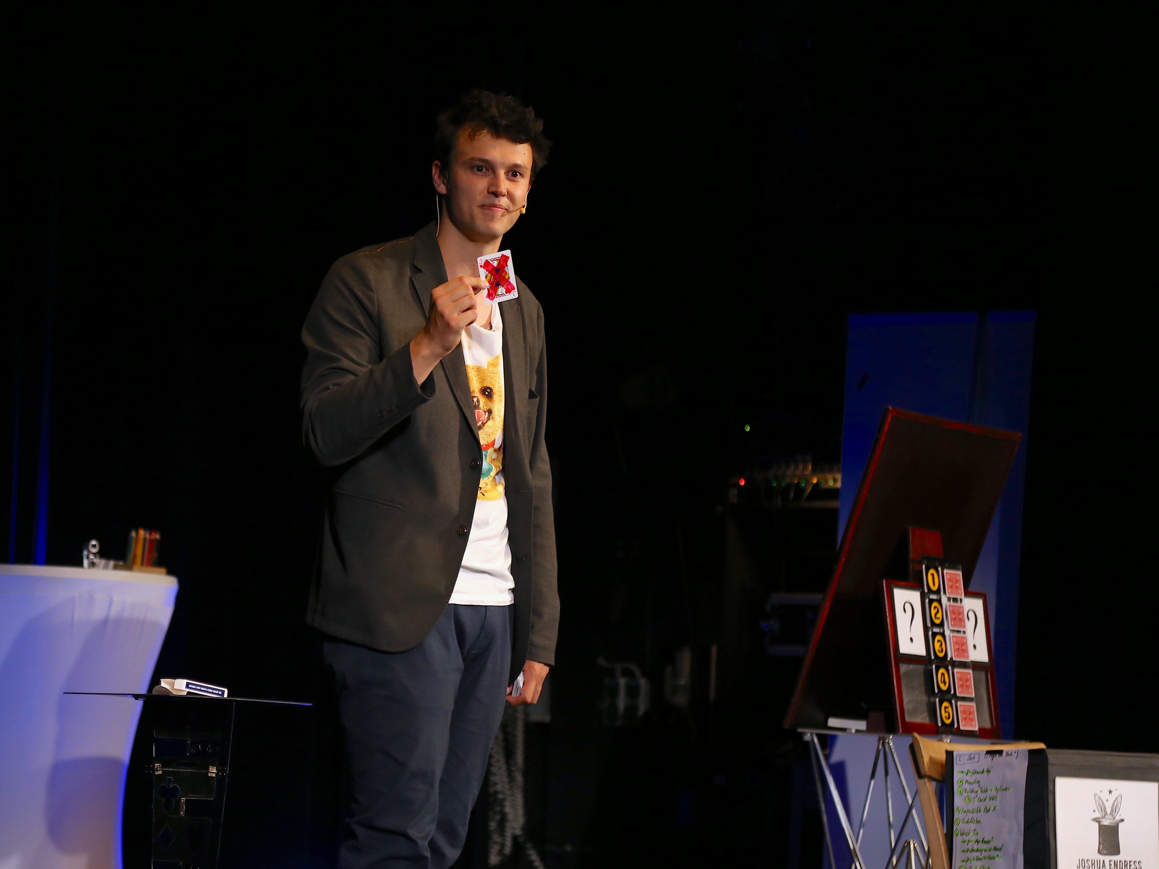 Beeindruckende und lustige Zaubertricks von Joshua Endress. Beeindruckende und lustige Zaubertricks von Joshua Endress.