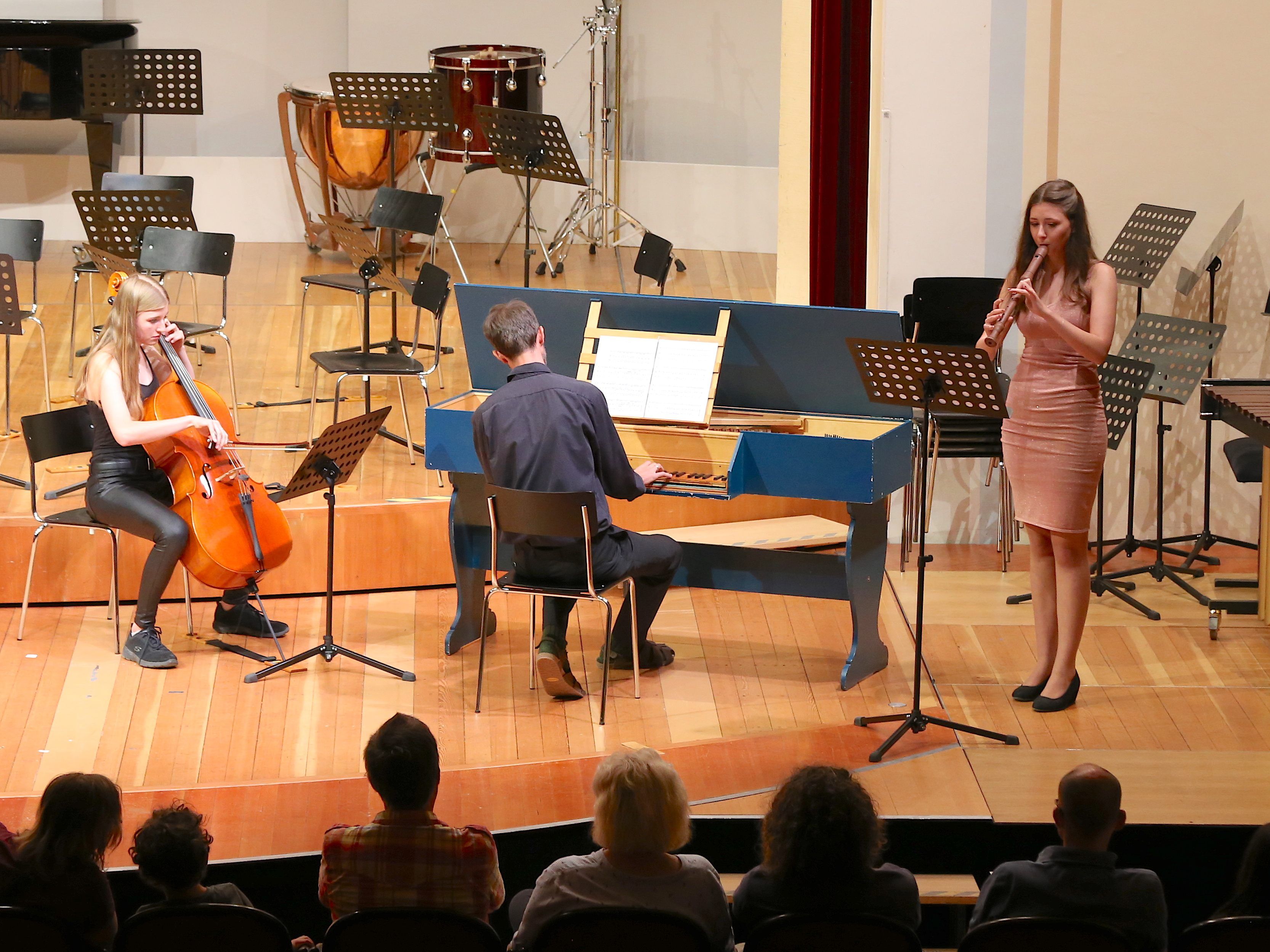 Magdalena Mayer (Altblockflöte), Katja Ruess (Cello) und Christian Lebar (Virginal) machten den Auftakt. Magdalena Mayer (Altblockflöte), Katja Ruess (Cello) und Christian Lebar (Virginal) machten den Auftakt.