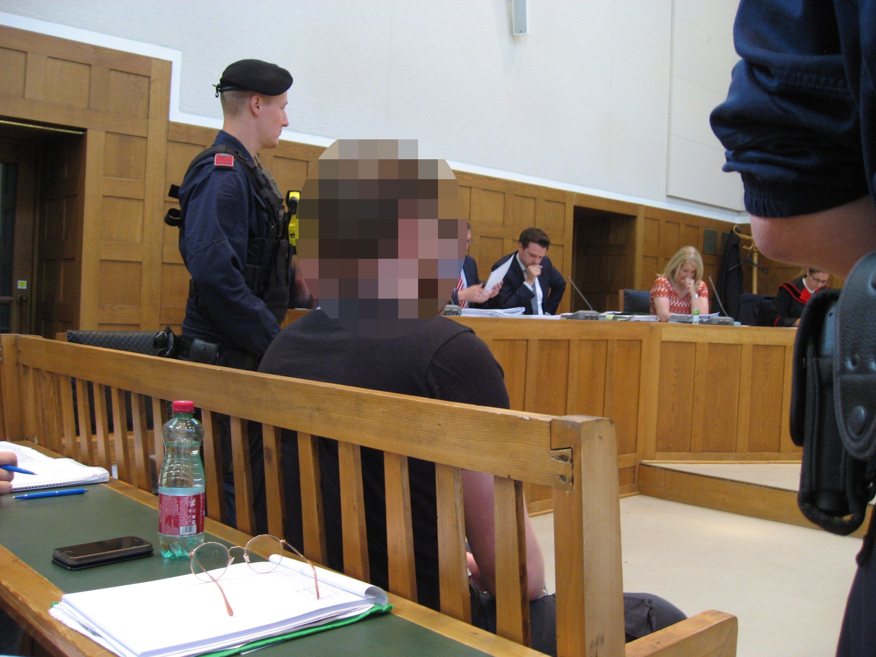 Den Männern wird schwere Erpressung vorgeworfen.