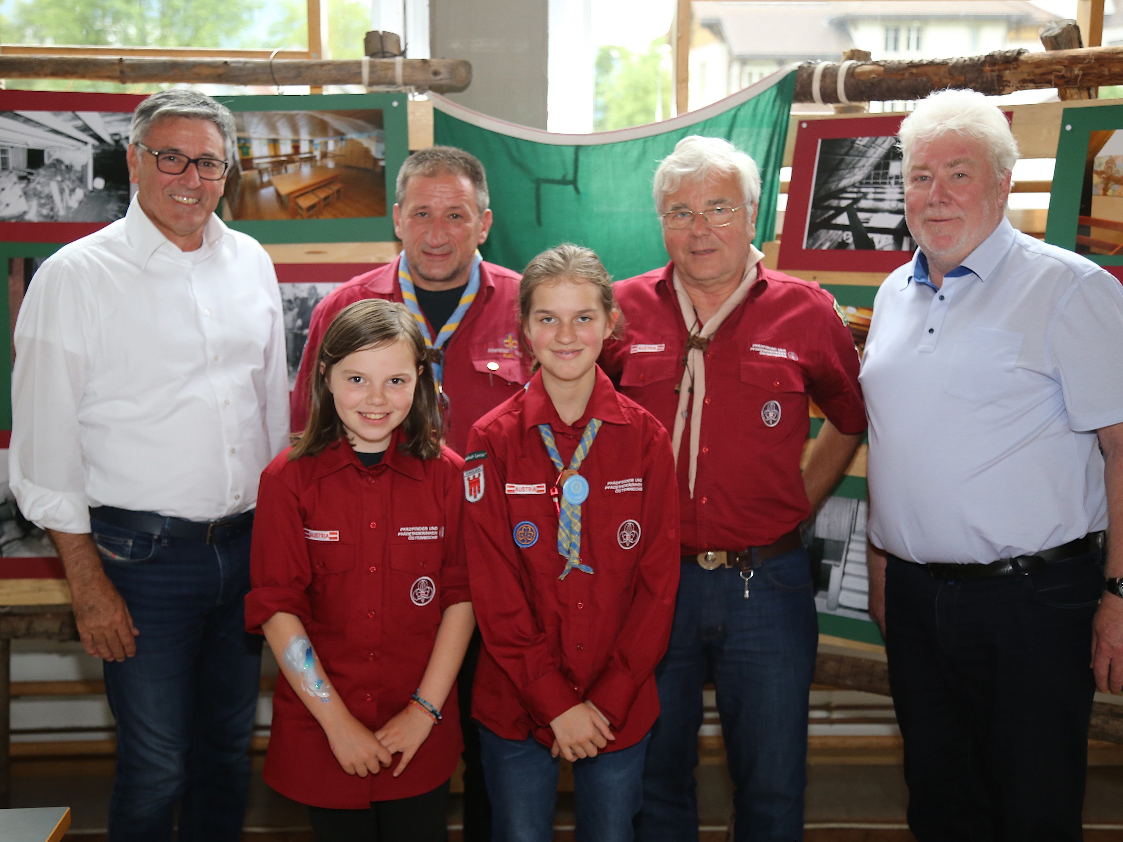 Bürgermeister Wolfgang Matt mit Kurt Mayer, Dr. Peter Mück, Ortsvorsteher Josef Mähr sowie die Pfadfinderinnen Alina und Corina.