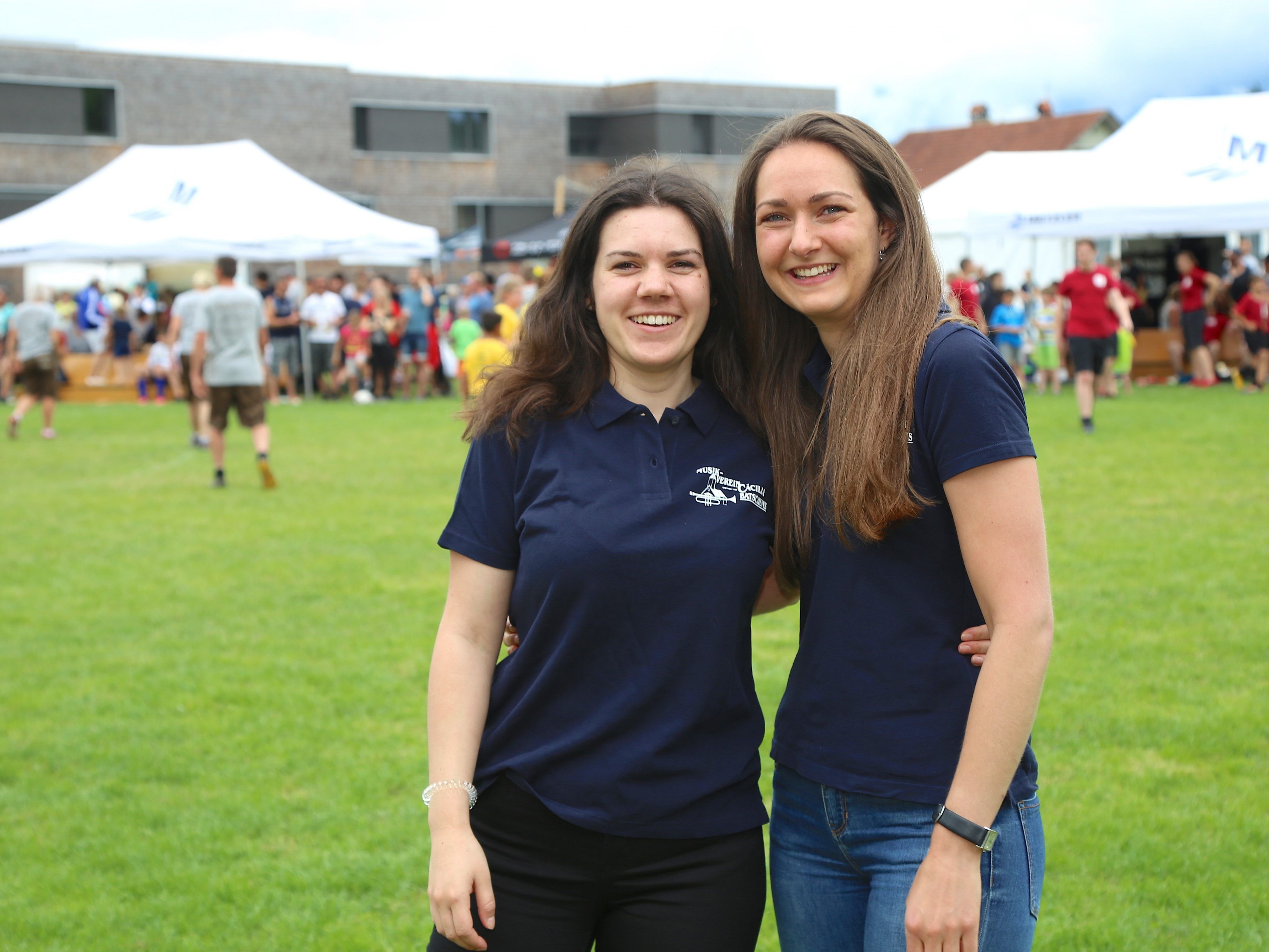 Nadin und Franzi vom MV Cäcilia Batschuns versorgten die Gäste. Nadin und Franzi vom MV Cäcilia Batschuns versorgten die Gäste.