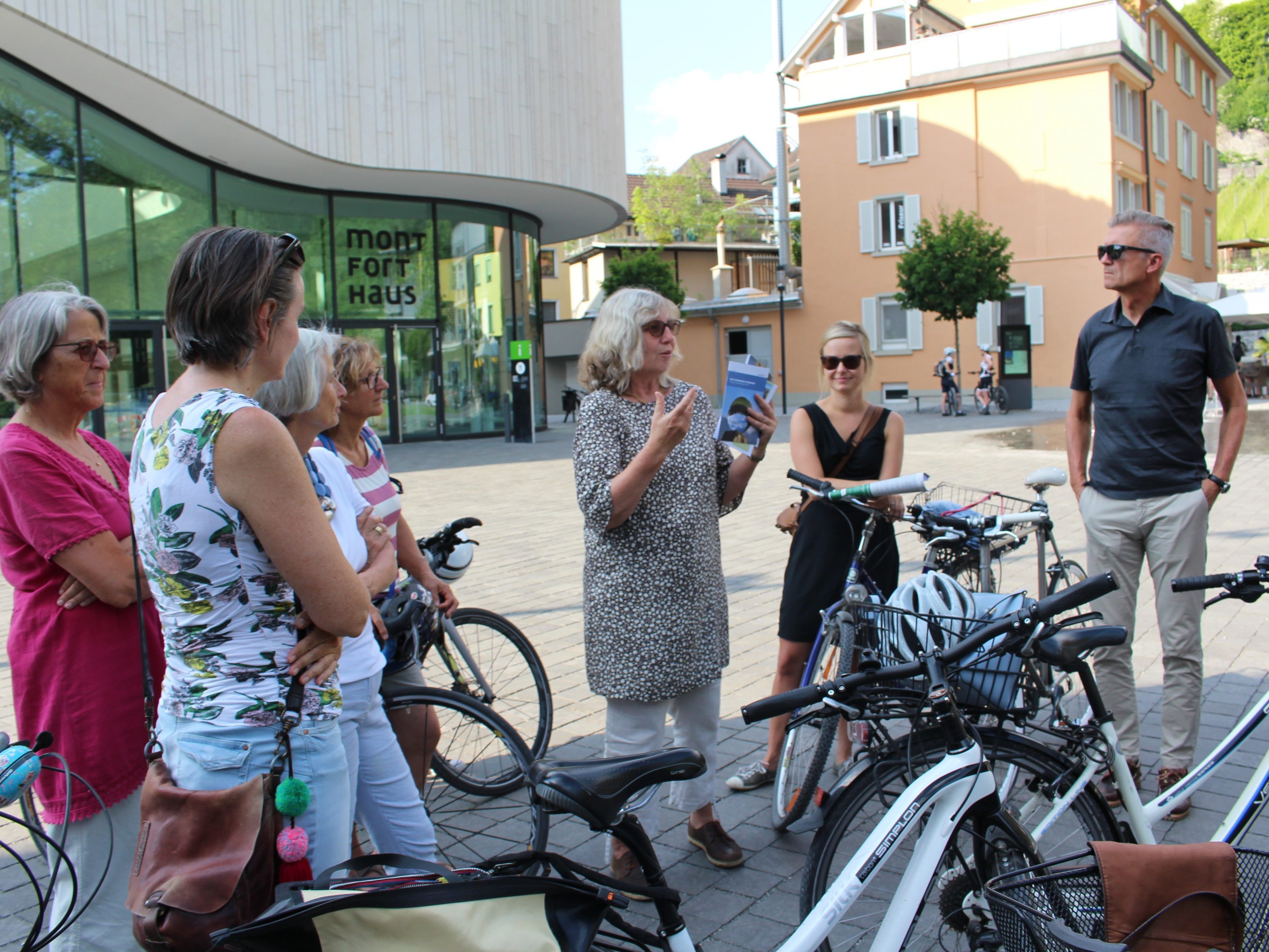 Am Montforthaus startete die informative Stadtrundfahrt mit dem Rad.