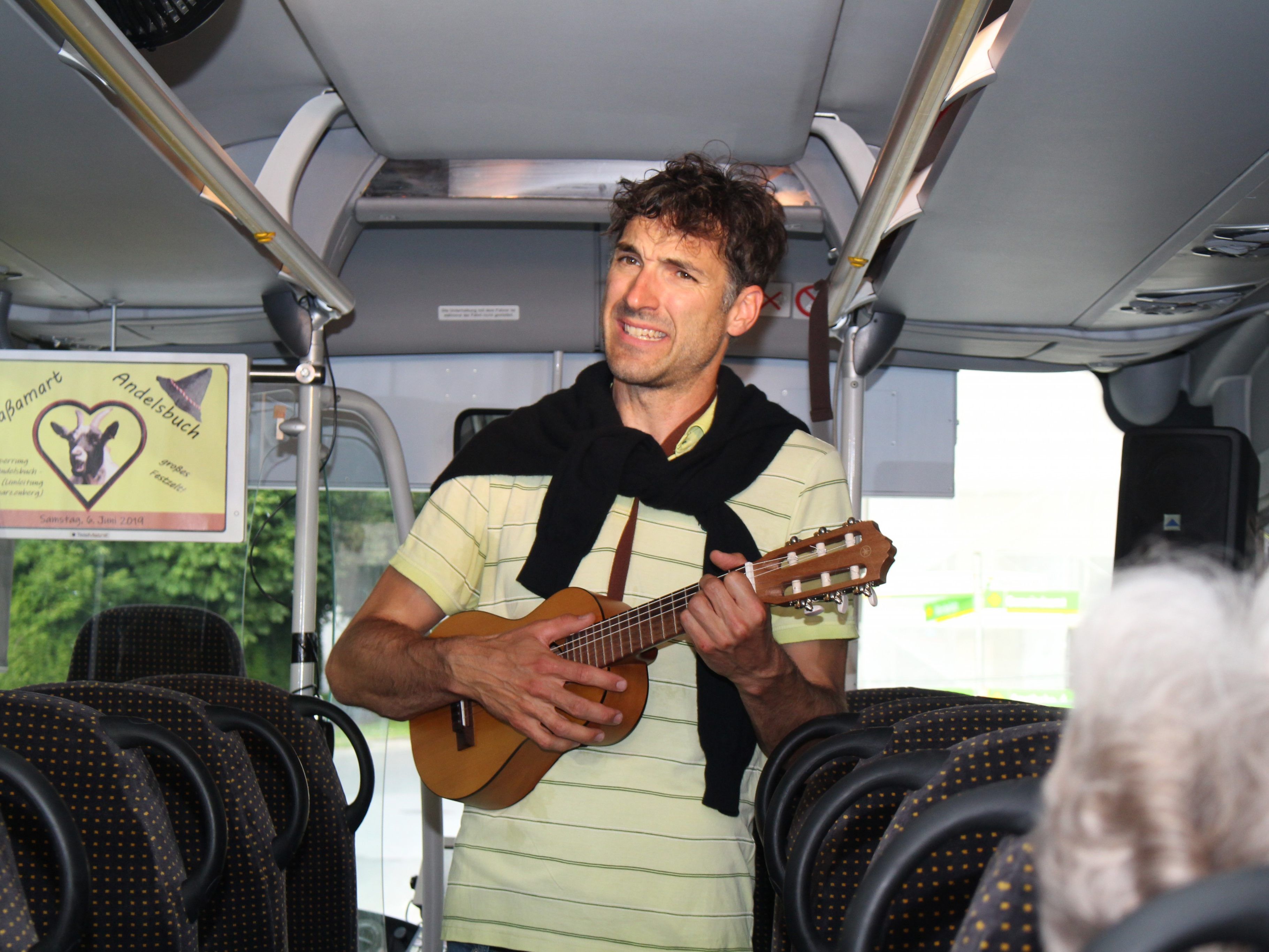 Amüsantes Theaterstück im Bus am Gemeindepark Frastanz