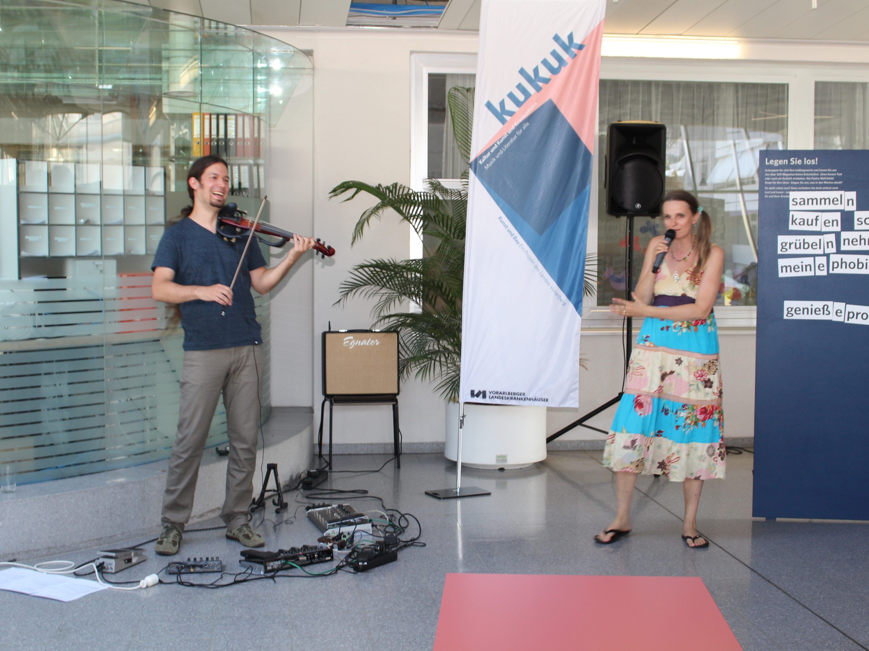 Experimentelle Performance an der "Poetry Wall" im Landeskrankenhaus
