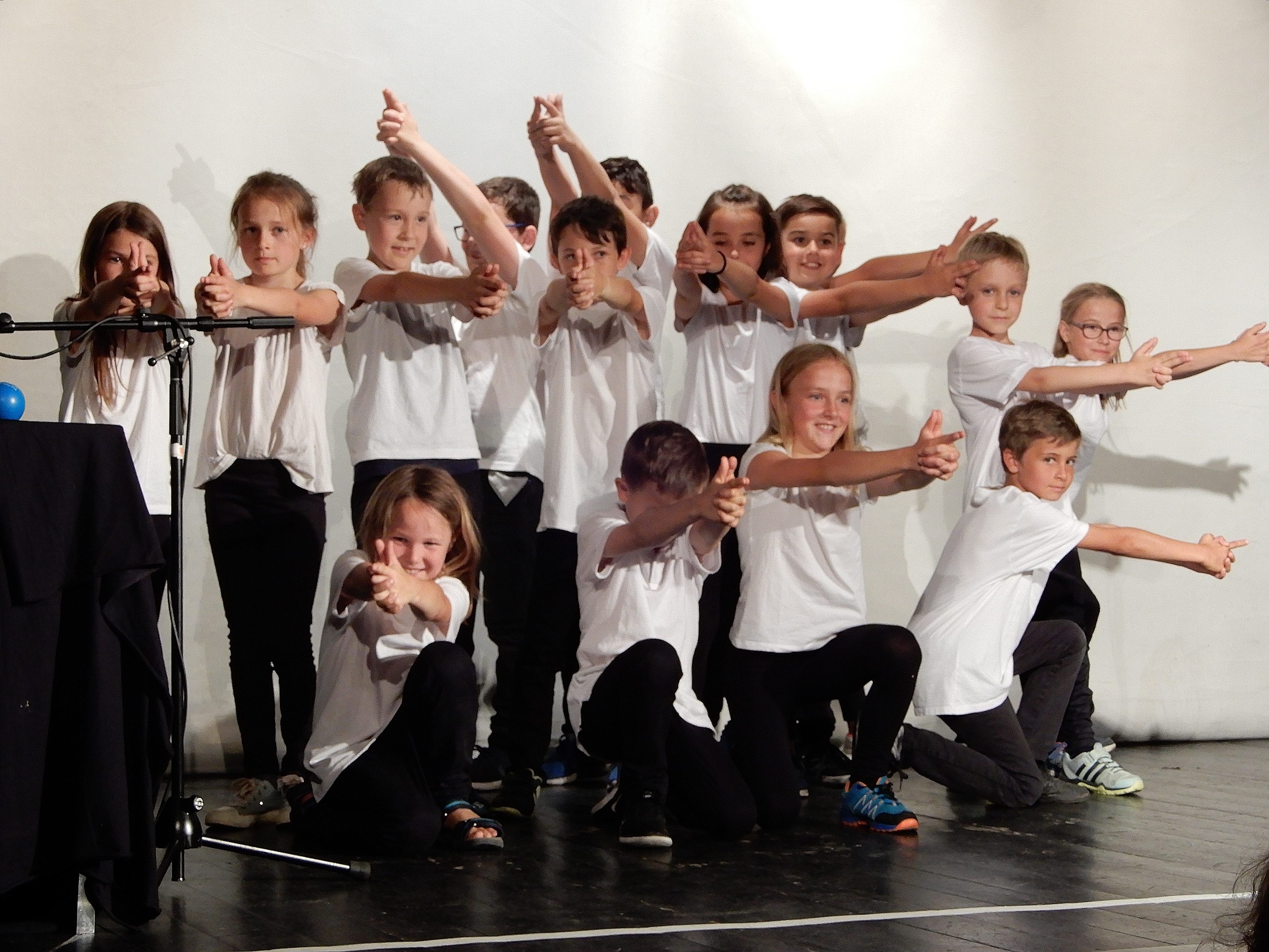 Wenn es um Kino geht, darf natürlich James Bond nicht fehlen - mit einer Choreografie würdigten die Kinder den Filmhelden.