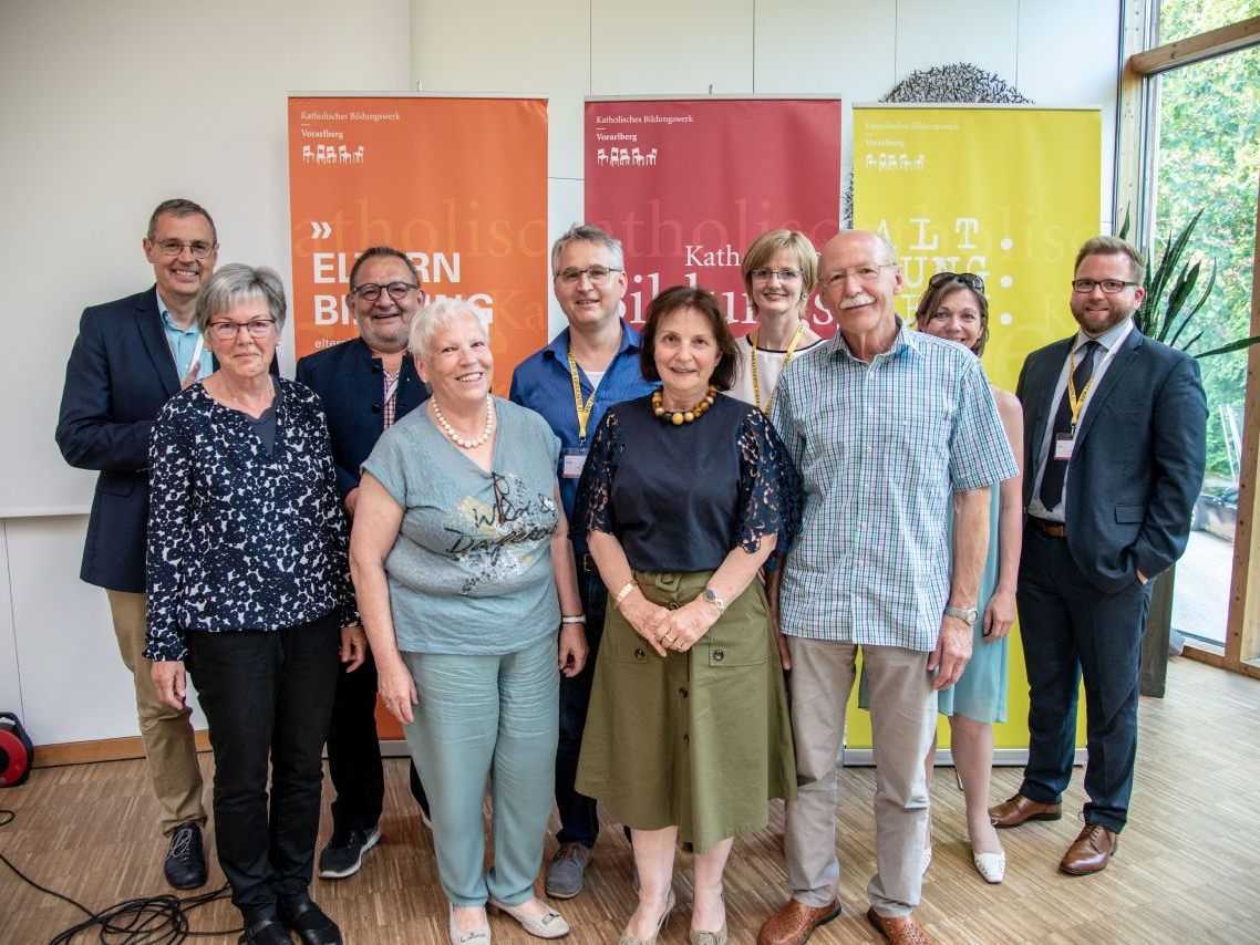 Rosi Hillbrand (KBW Feldkirch-Nofels, 10 Jahre), Agathe Kühne (KBW Meiningen, 10 Jahre), Irmgard Steinlechner-Stöckler, (KBW Dornirn Rohrbach, 25 Jahre) und Hans Kogler (KBW Langen bei Bregenz, 40 Jahre) wurden für ihr Engagement als Bildungswerksleiter/innen geehrt. In der zweiten Reihe der Vorstand des KBW: v.l.n.r.  GF Hans Rapp, Obmann Hanno Platzgummer, Thomas Gassner, Romana Papon, Gaby Arbeiter und Thomas Stubler.