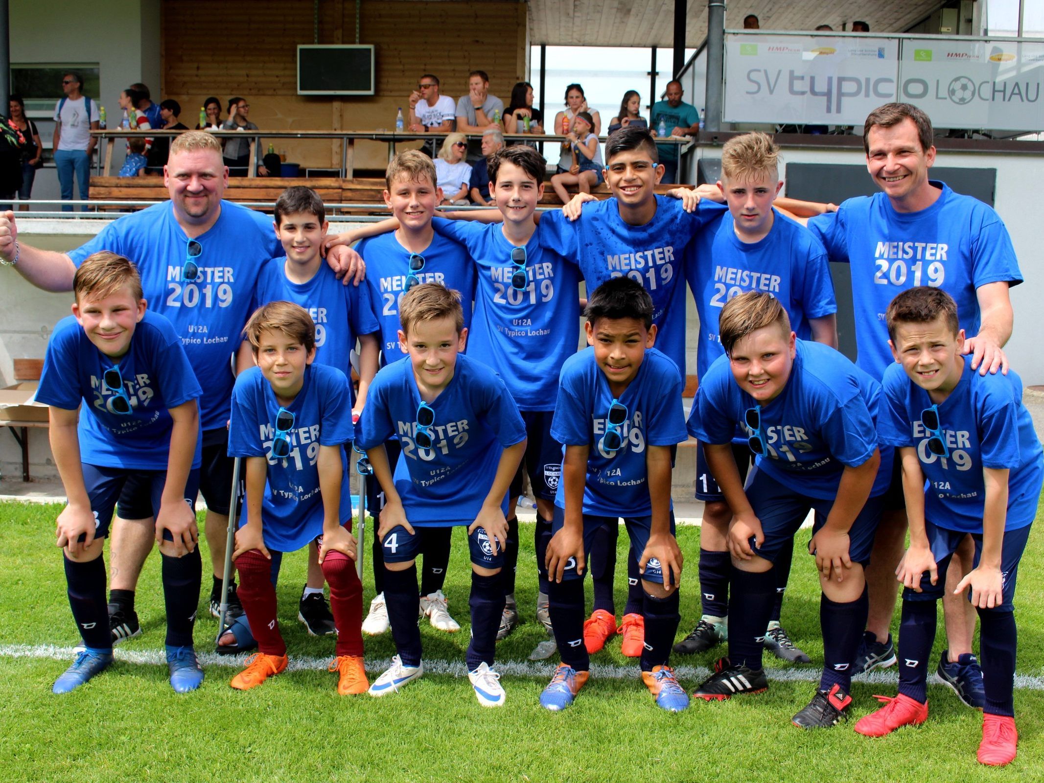 Das U12 A Team des SV typico Lochau feierte zusammen mit den Trainern Christian Ill und Roland Rupfle den Meistertitel in der U12 Gruppe 3 der Vorarlberger Nachwuchsmeisterschaft.