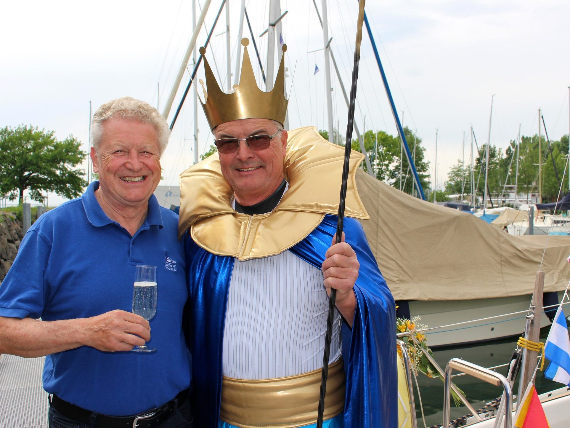 LYC-Präsident Benno Wagner lädt mit „Bodenseegott Neptun“ alle Bodenseefans zur traditionellen Bootstaufe an der Ostmole im Lochauer Hafen.