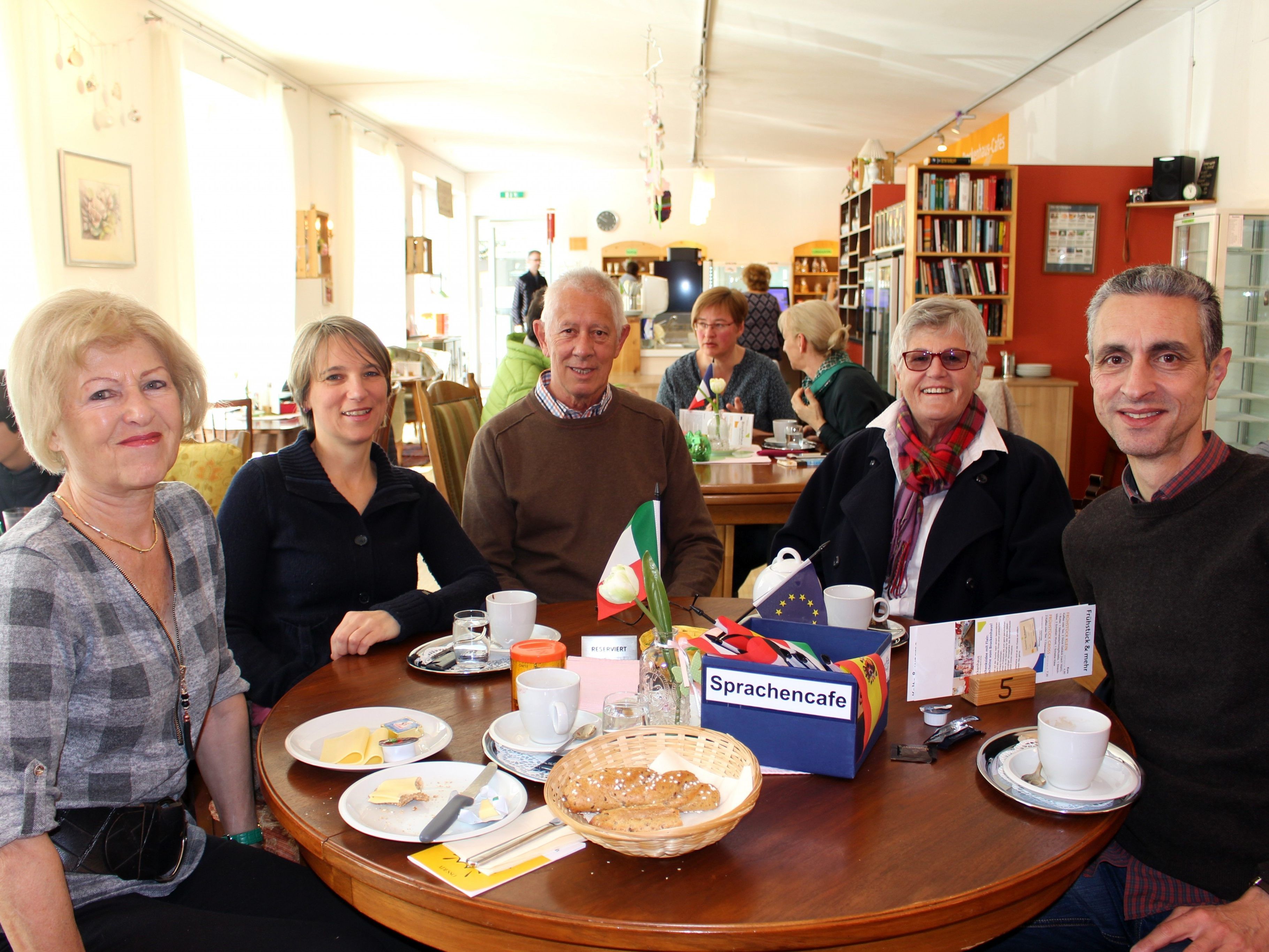 Willkommene Begegnung und abwechslungsreiche Unterhaltung im „Sprachencafe“ im Brockenhaus Leiblachtal.