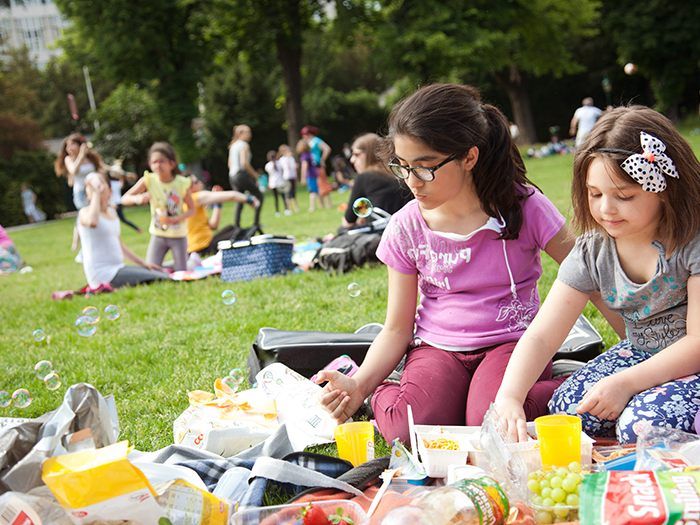 Beim Mädchenpicknick sind keine Burschen erlaubt.